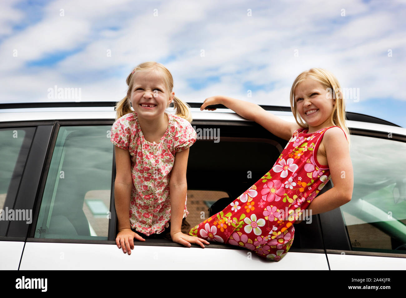 Mädchen warten mit dem Auto zu reisen Stockfoto