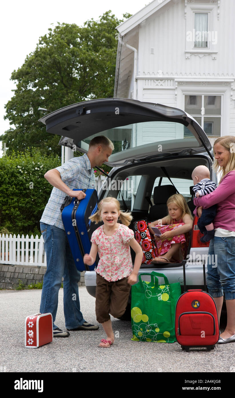 Familie Vorbereitung Anreise mit dem Auto Stockfoto