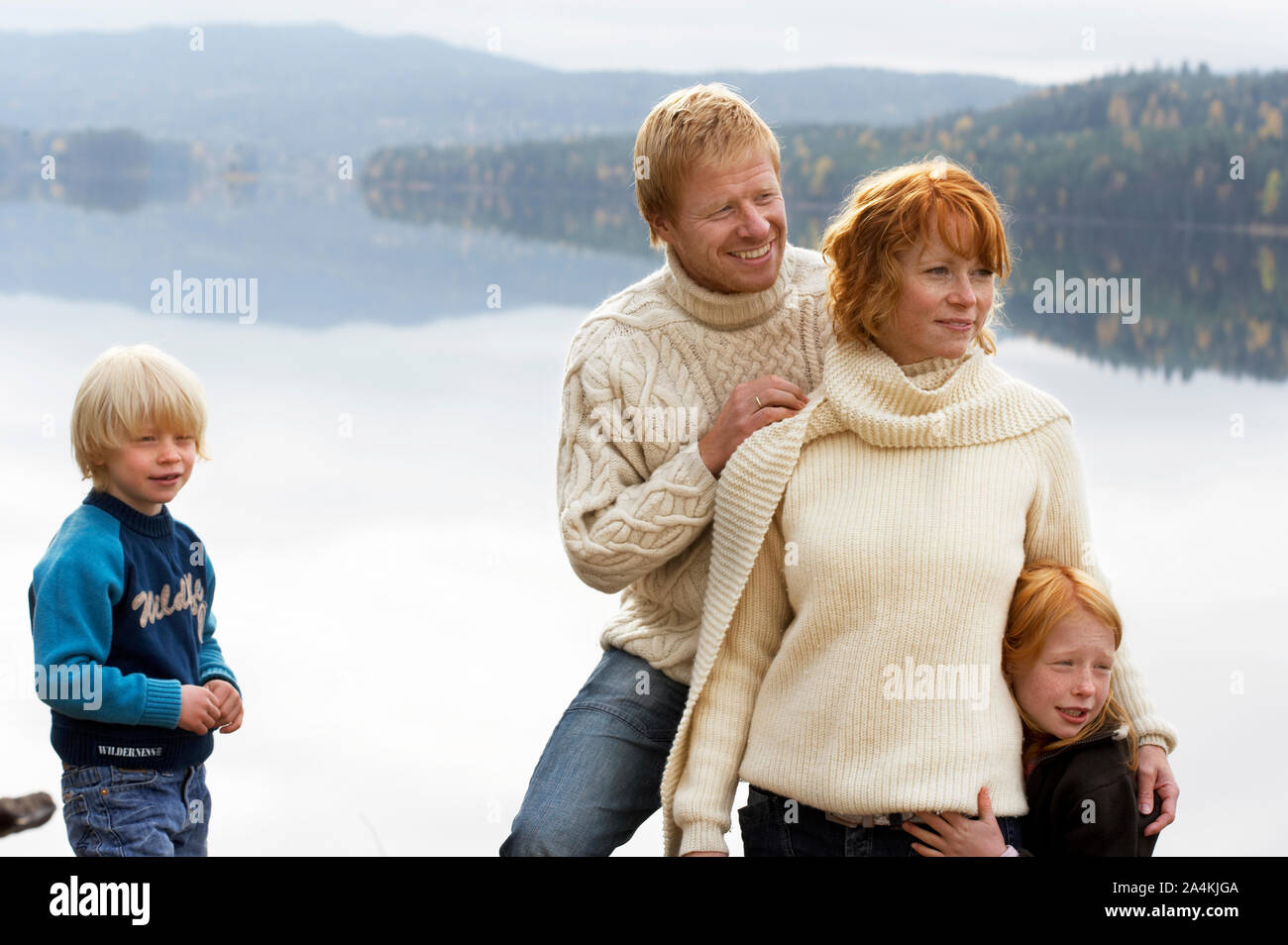 Familie an einem See in Norwegen Stockfoto