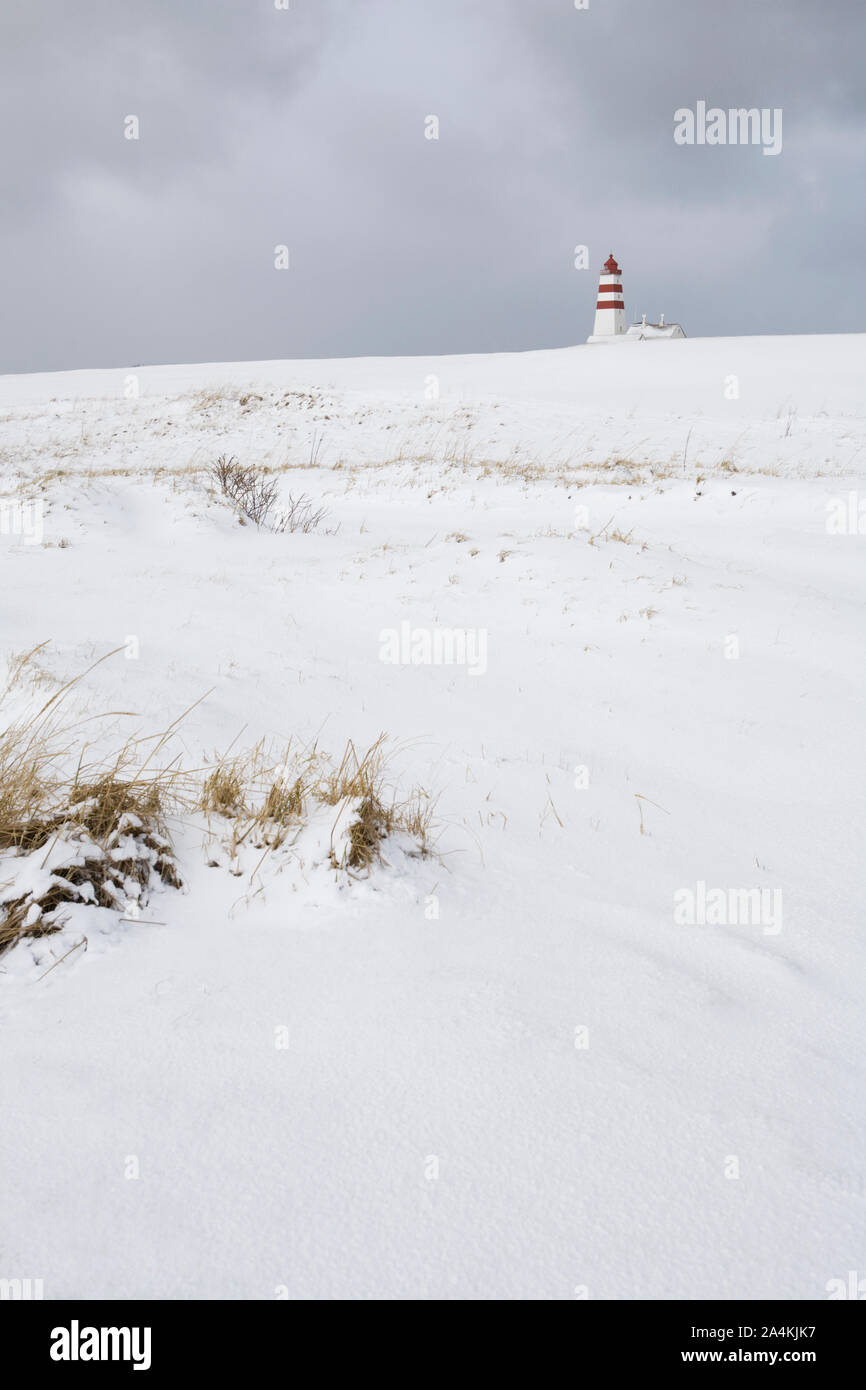 GodÂØya mit Alnes Leuchtturm im Hintergrund Stockfoto