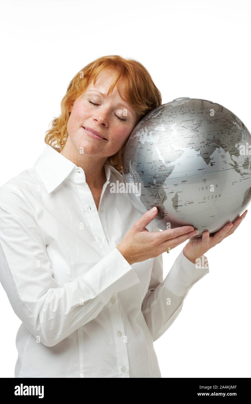 Frau mit geschlossenen Augen holding Globe Stockfoto