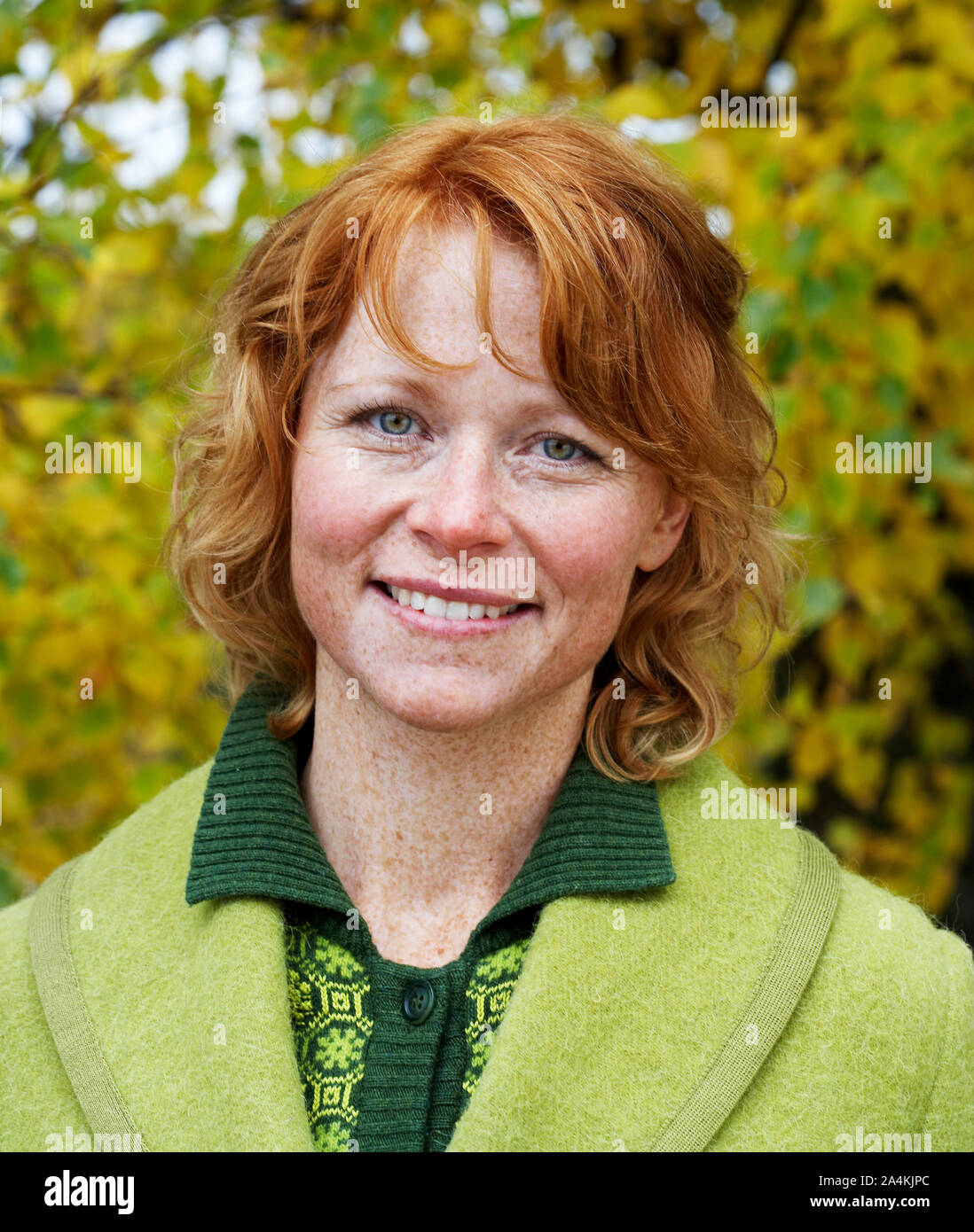 Frau gekleidet in grün Stockfoto
