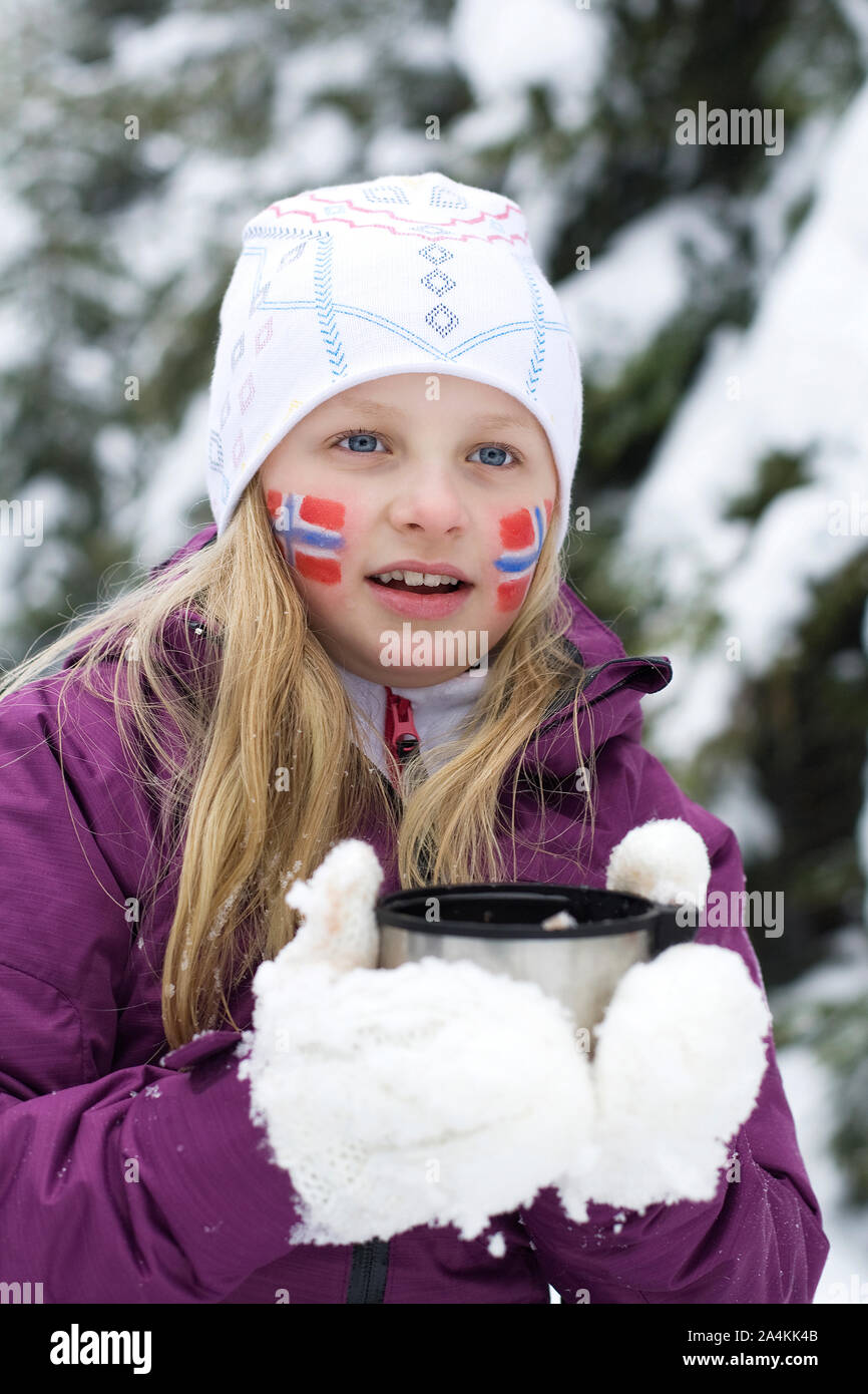 Girl Holding Häferl auf Nordische Ski-WM, Norwegen Stockfoto