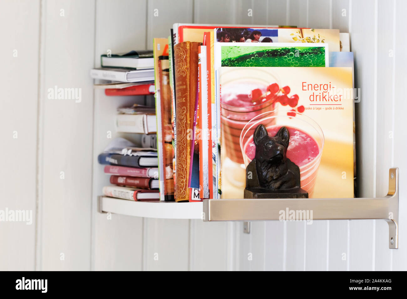 Bücherregal mit Kochbüchern Stockfoto