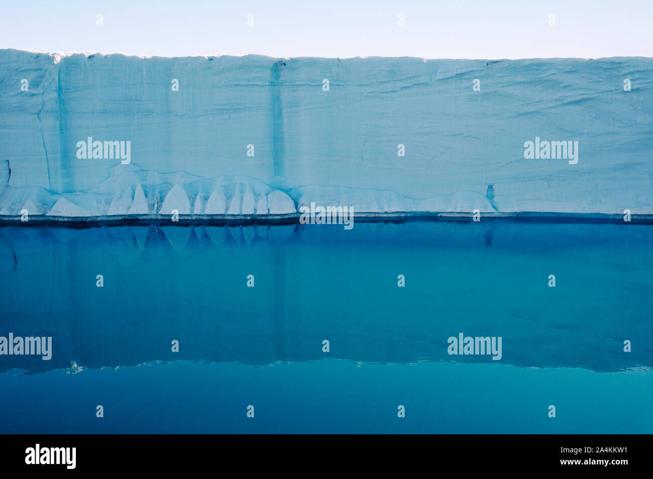 Rand der Gletscher. Grüne Eiswasser in den Fjord. Austfonna, Nord Austlandet, Spitzbergen (Svalbard). Stockfoto