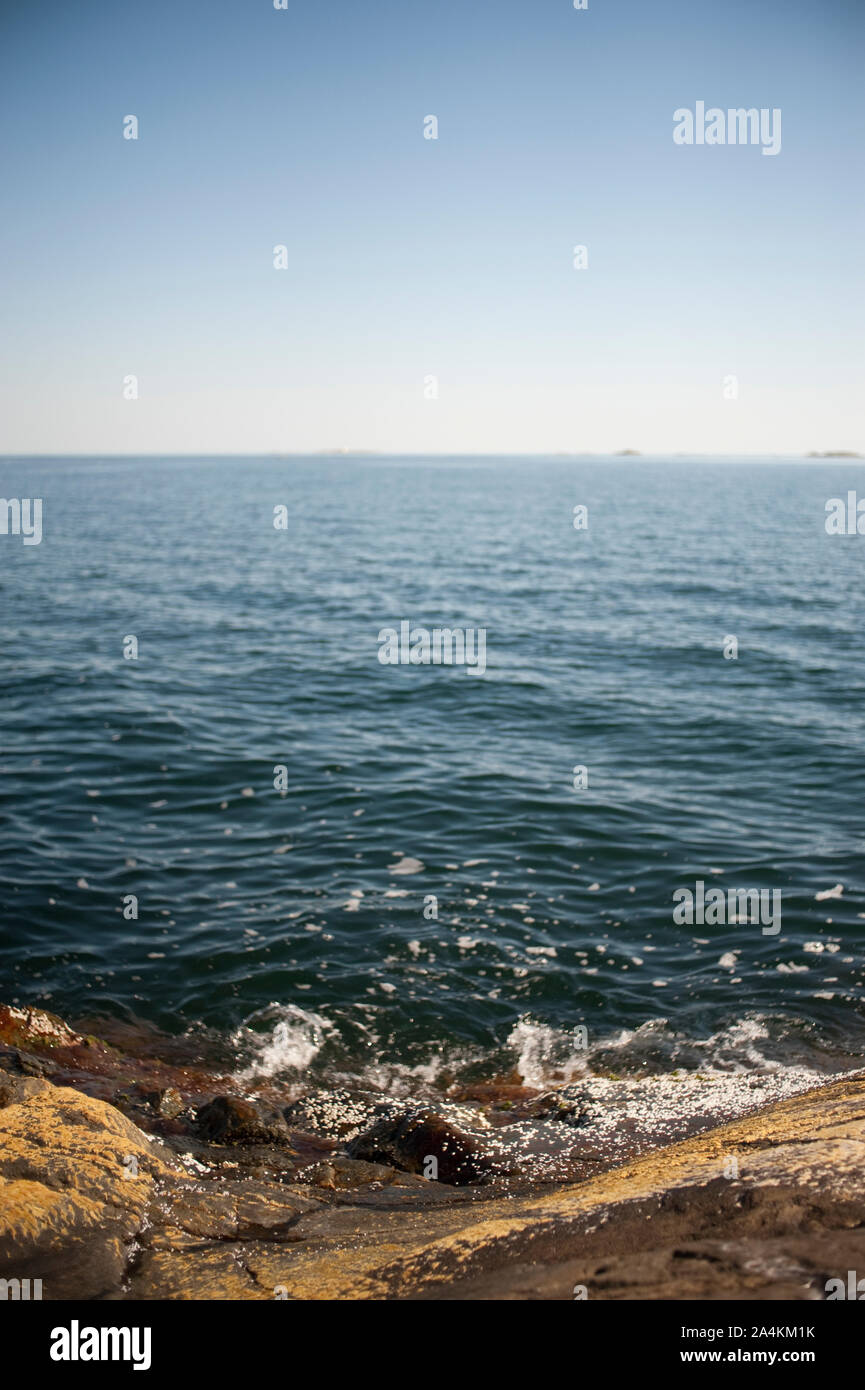 Felsen am Rande des Wassers Stockfoto