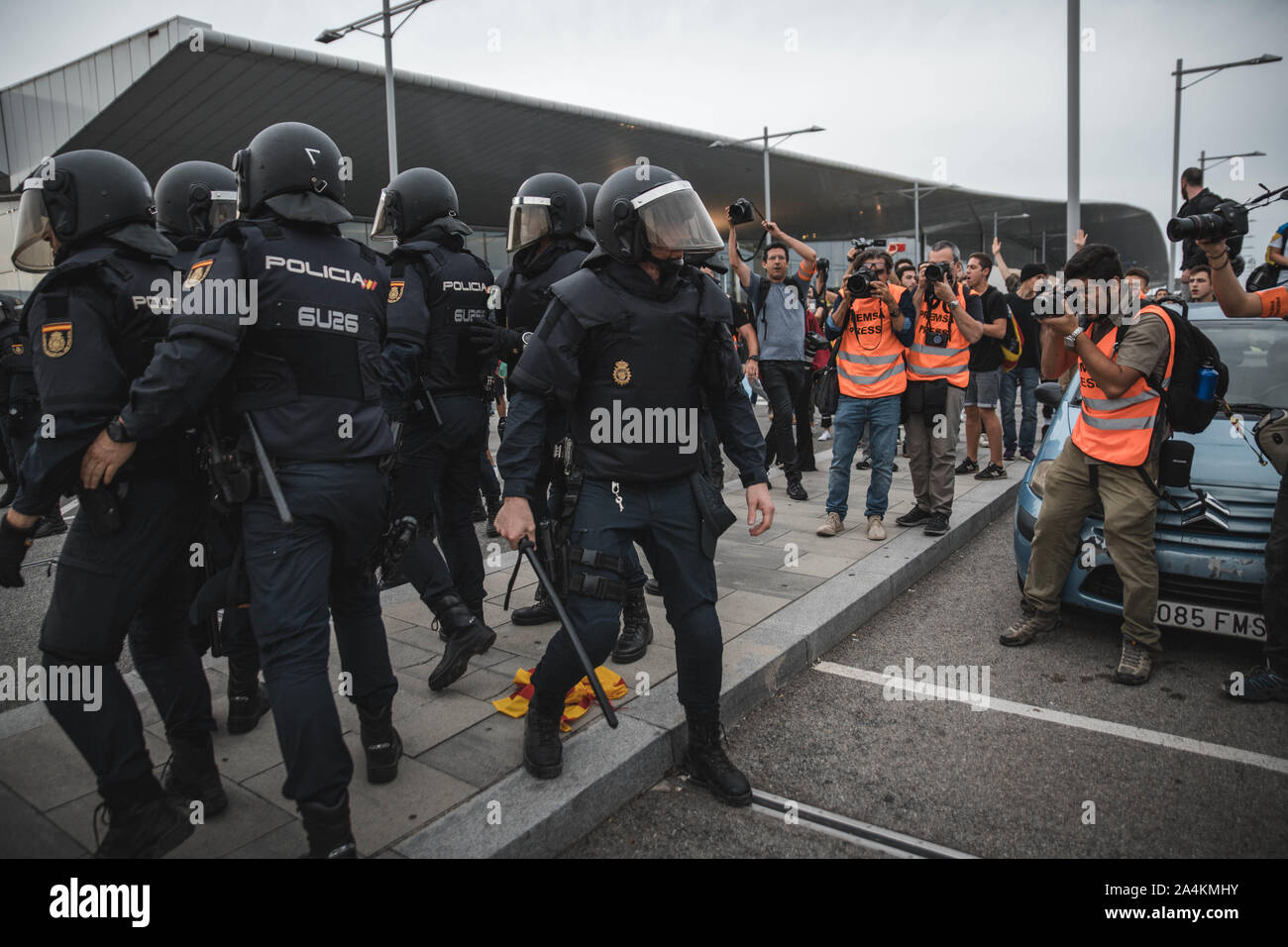 Manifestantes bloquean el Aeropuerto de Barcelona en Respuesta a la condena a los líderes independantista Catalanes. Stockfoto