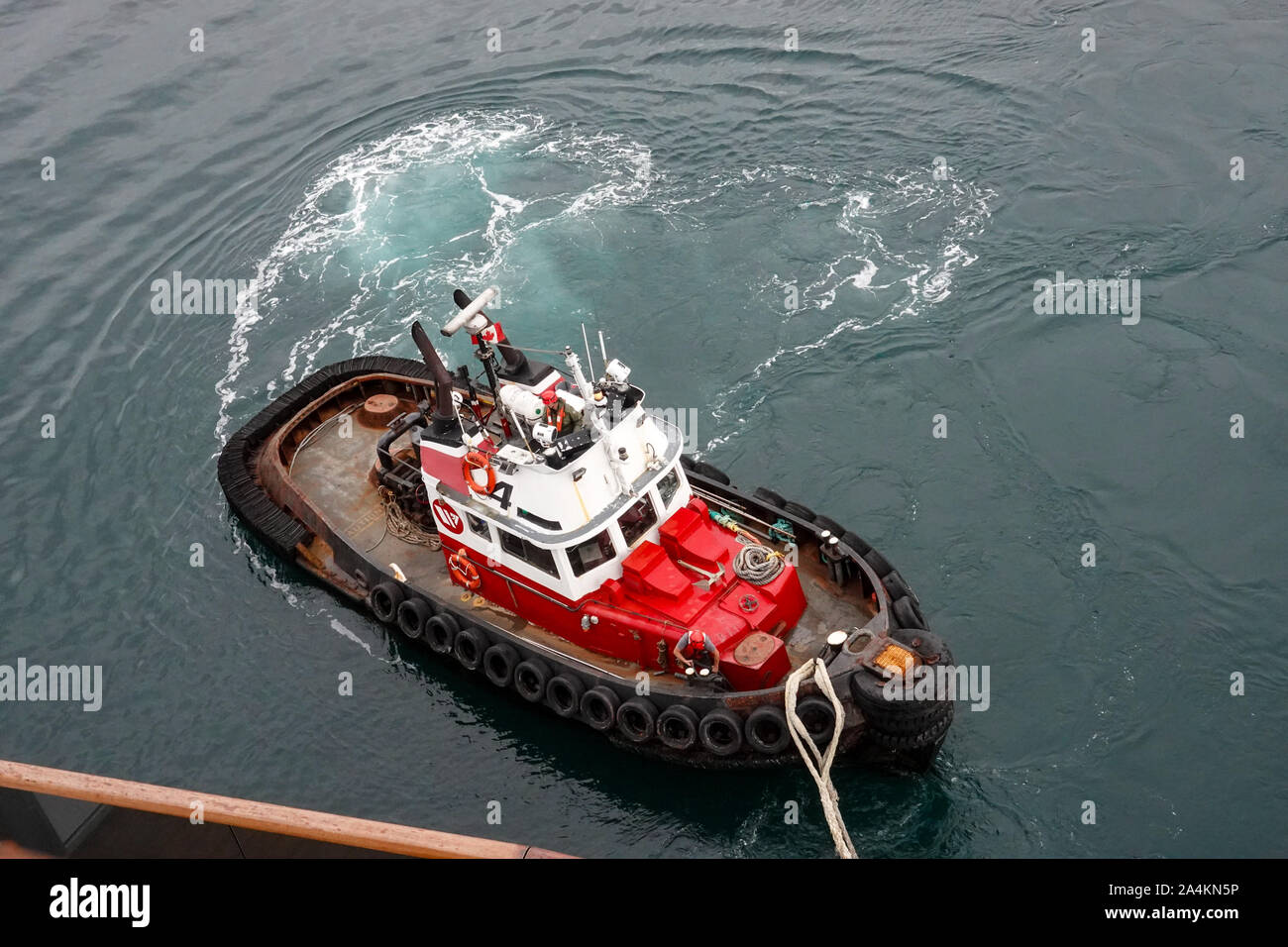 Victoria/Kanada -9/14/19: Ein Schlepper zieht das Boot Dock Linien von einem Kreuzfahrtschiff zum Dock bis zu gebunden werden. Stockfoto