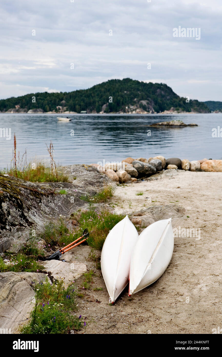 Kanus durch die Insel, in KragerÂØ SÂØrlandet. Stockfoto