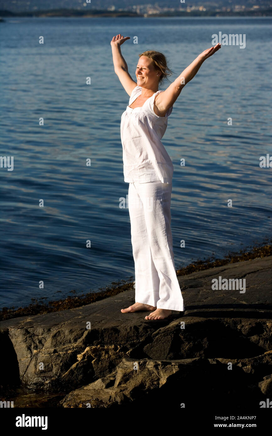 Die Frau, die durch das Meer - glücklich Stockfoto