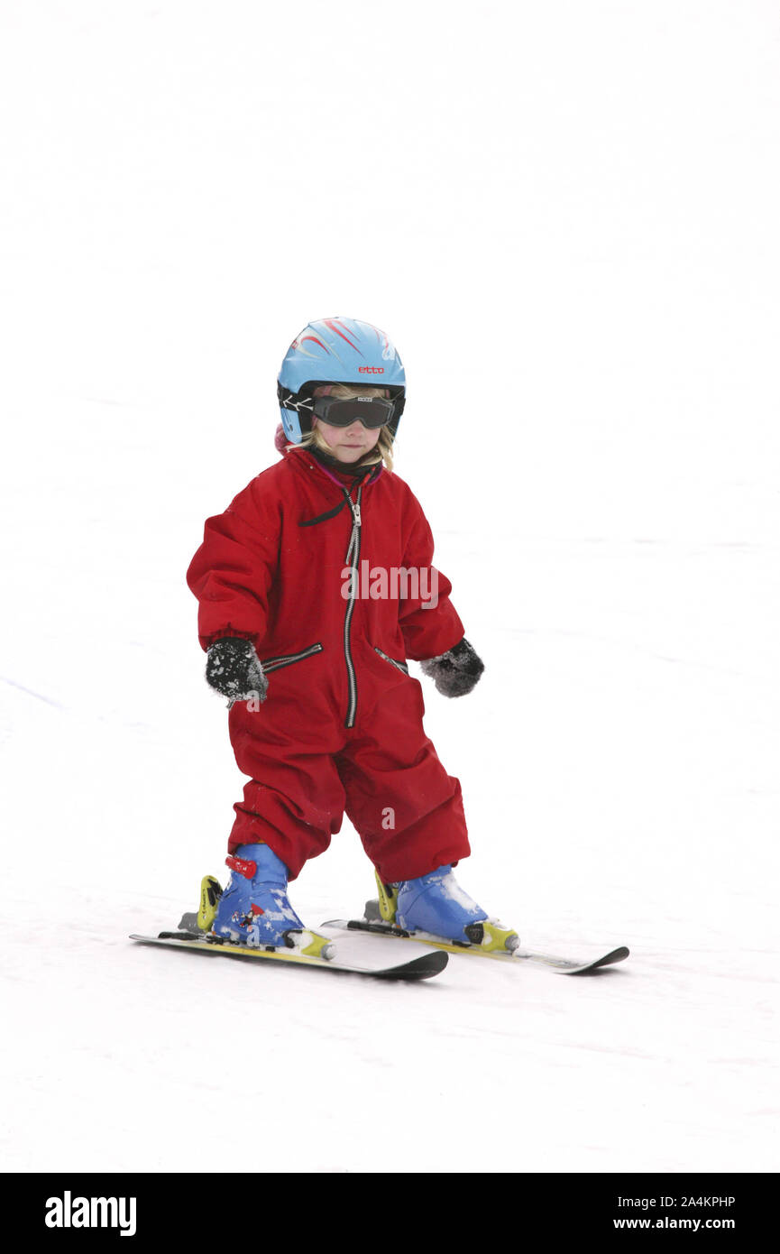 Kleines Mädchen Skifahren Stockfoto