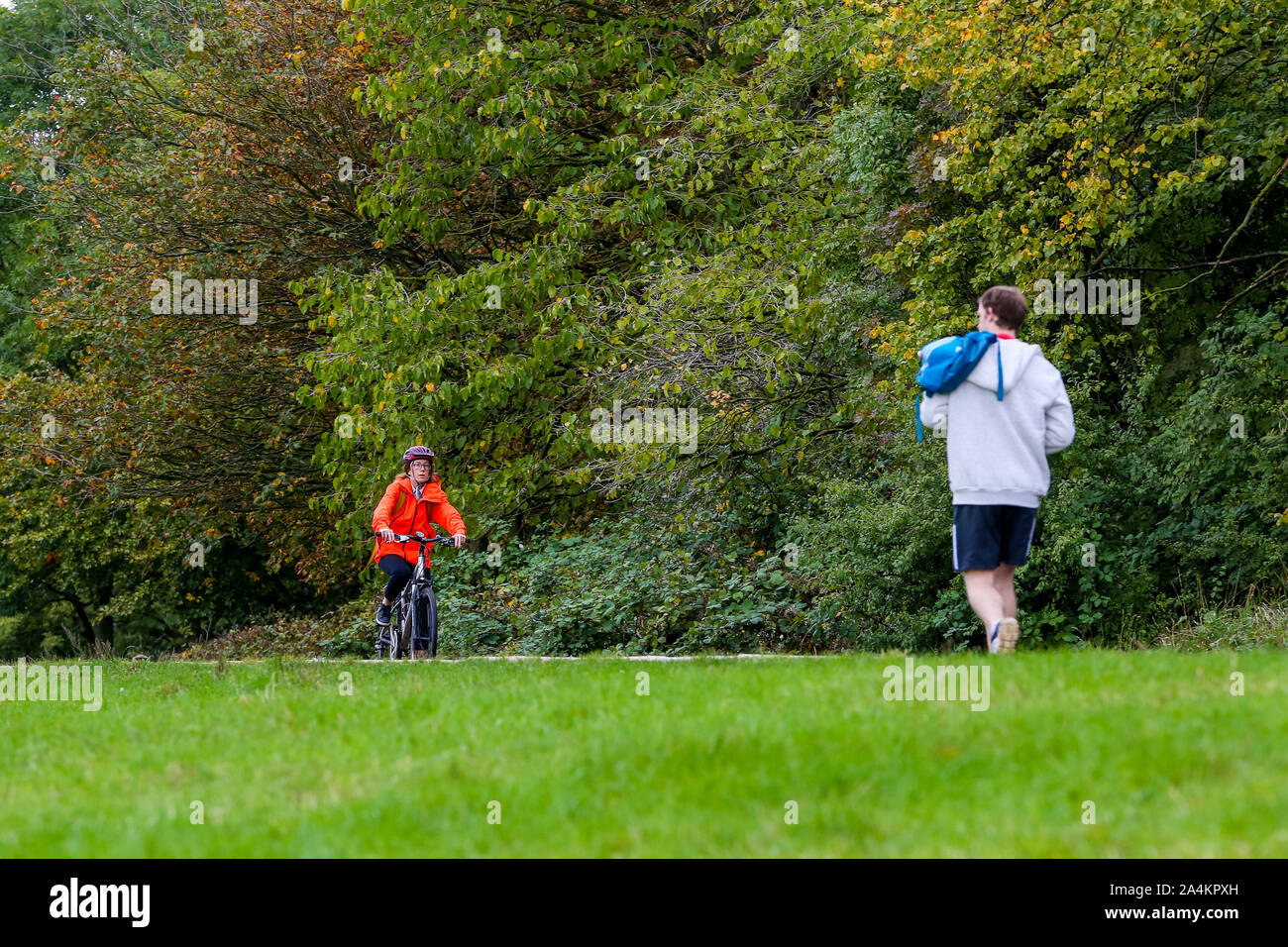 London, Großbritannien. 15 Okt, 2019. Die Leute an der Herbst Park in London. Quelle: Steve Taylor/SOPA Images/ZUMA Draht/Alamy leben Nachrichten Stockfoto