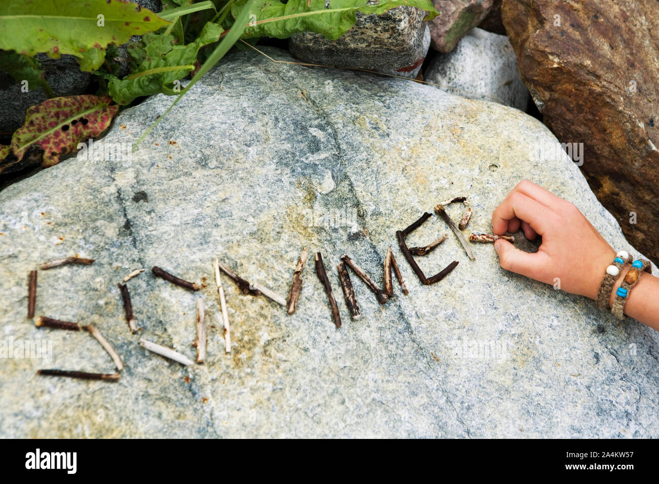 Das Kind schreiben ummer' ('Sommer') auf den Felsen in den Norwegischen Stockfoto