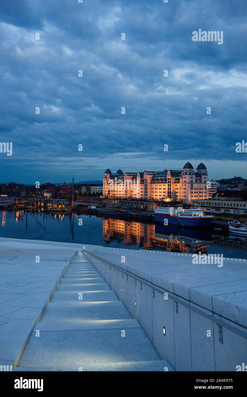 Anzeigen von Oslo Opernhaus am Abend Stockfoto