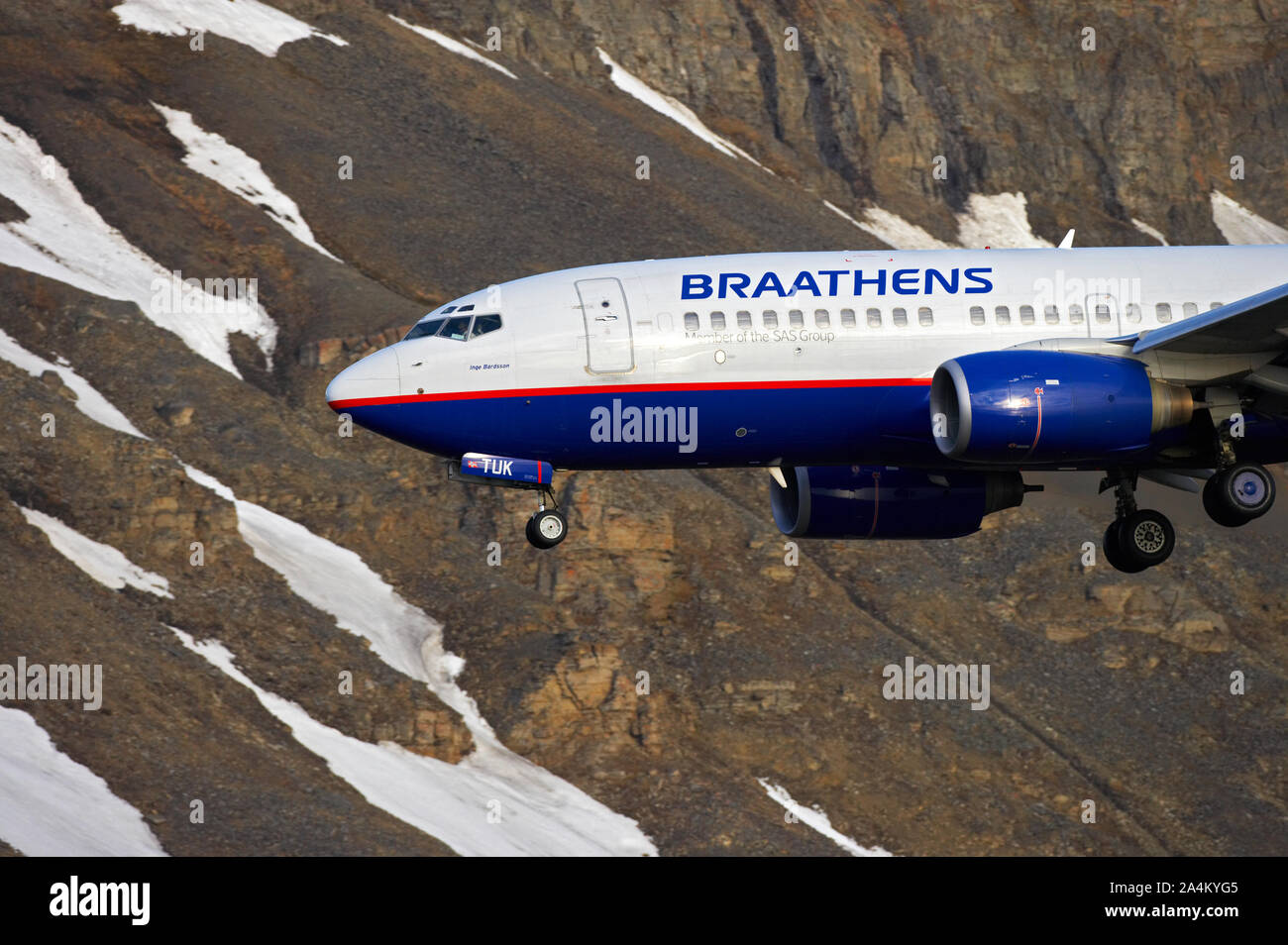 Ein braathens Flugzeug nähert sich Longyearbyen, Svalbard Stockfoto
