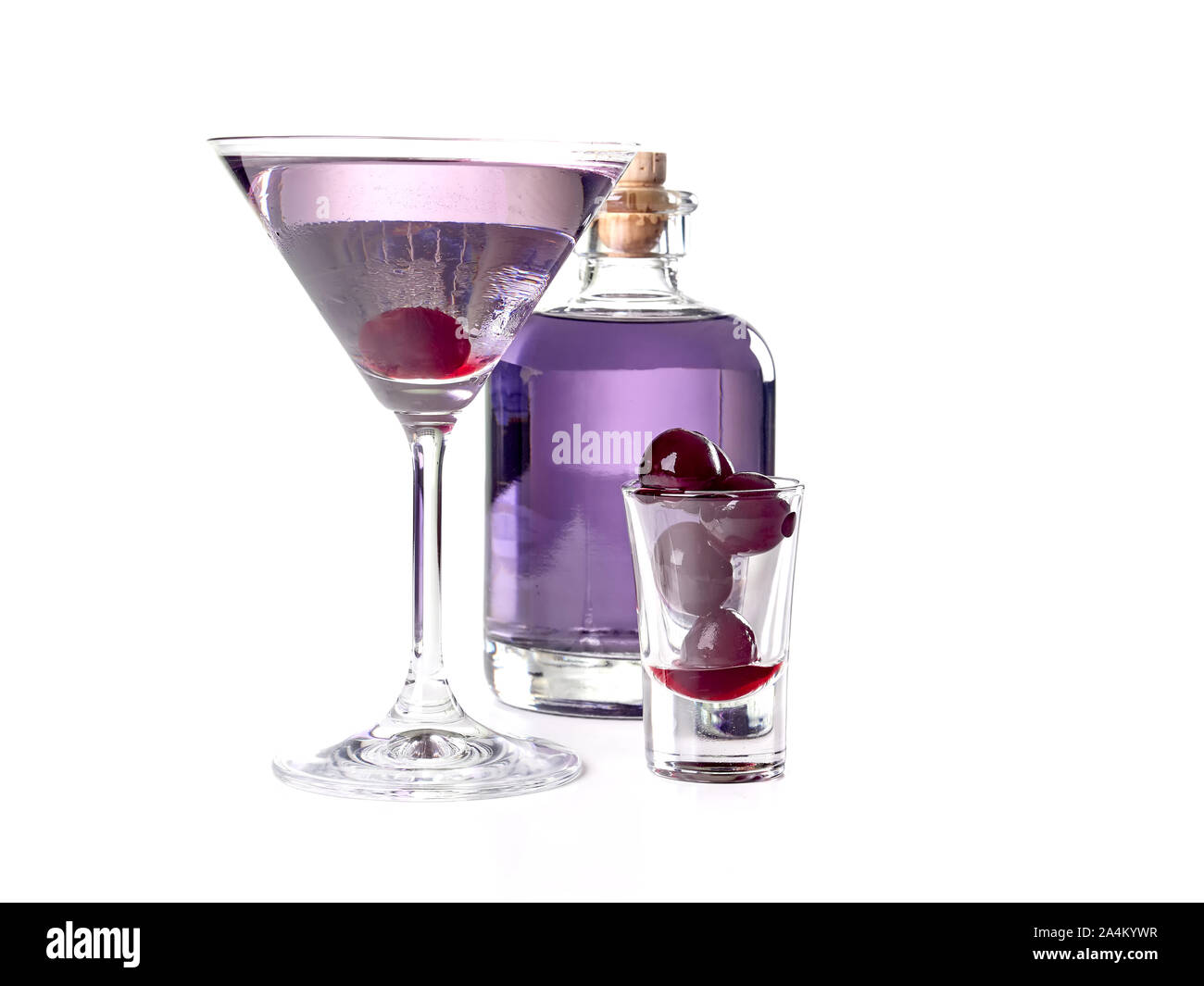 Luftfahrt: Eine lila-bläulich Cocktail mit Gin, Maraschino, Crème de Violette und einem Schuss Zitronensaft, mit Maraschino Kirsche serviert. Stockfoto
