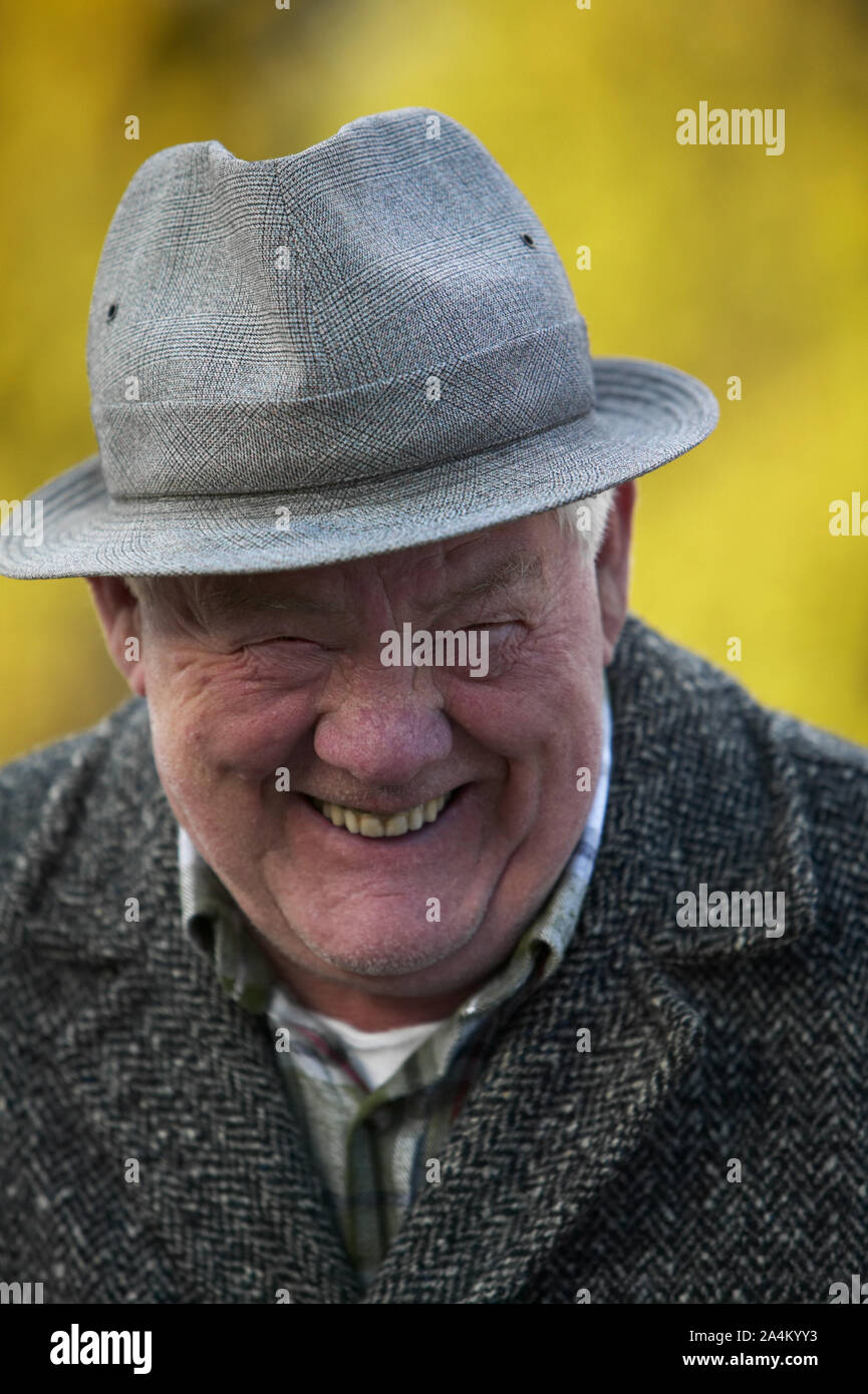 Älterer Mann lächelnd Stockfoto