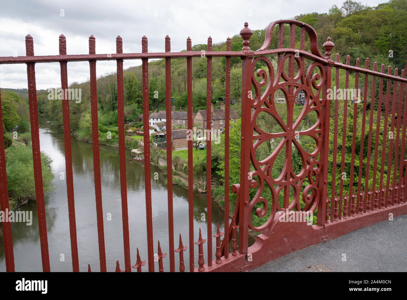 Neu Iron Bridge, eine historische Funktion über den Fluss Severn in der Ironbridge Gorge, Telford, Shropshire, England gemalt. Stockfoto
