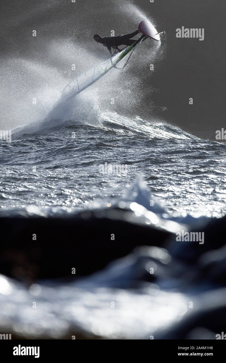 Windsurfer springt eine Welle in Norwegen Stockfoto