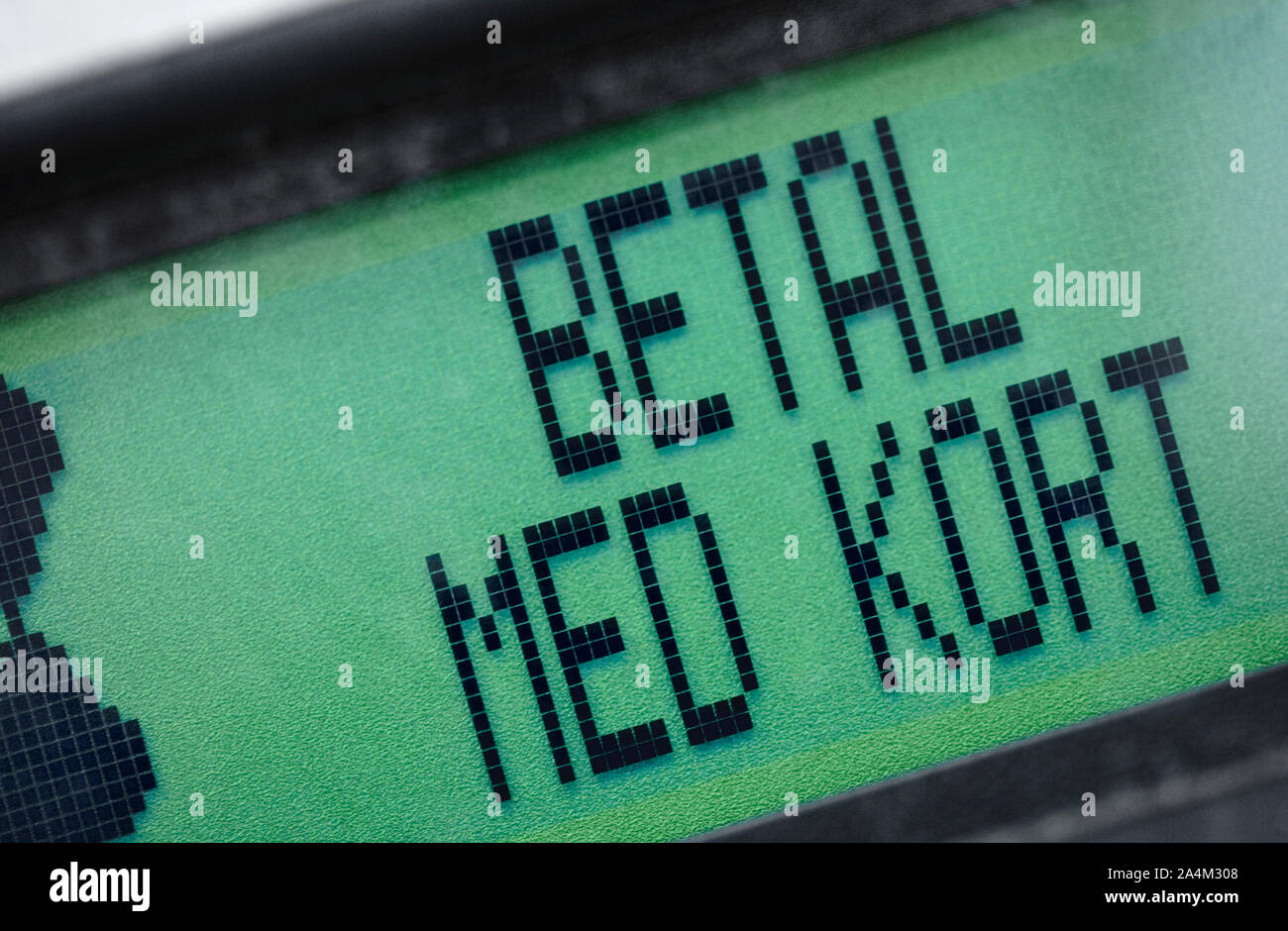 Point of Sale Terminal. Anzeige. Bitte verwenden Sie die Debitkarte (Med betal Kort) Stockfoto