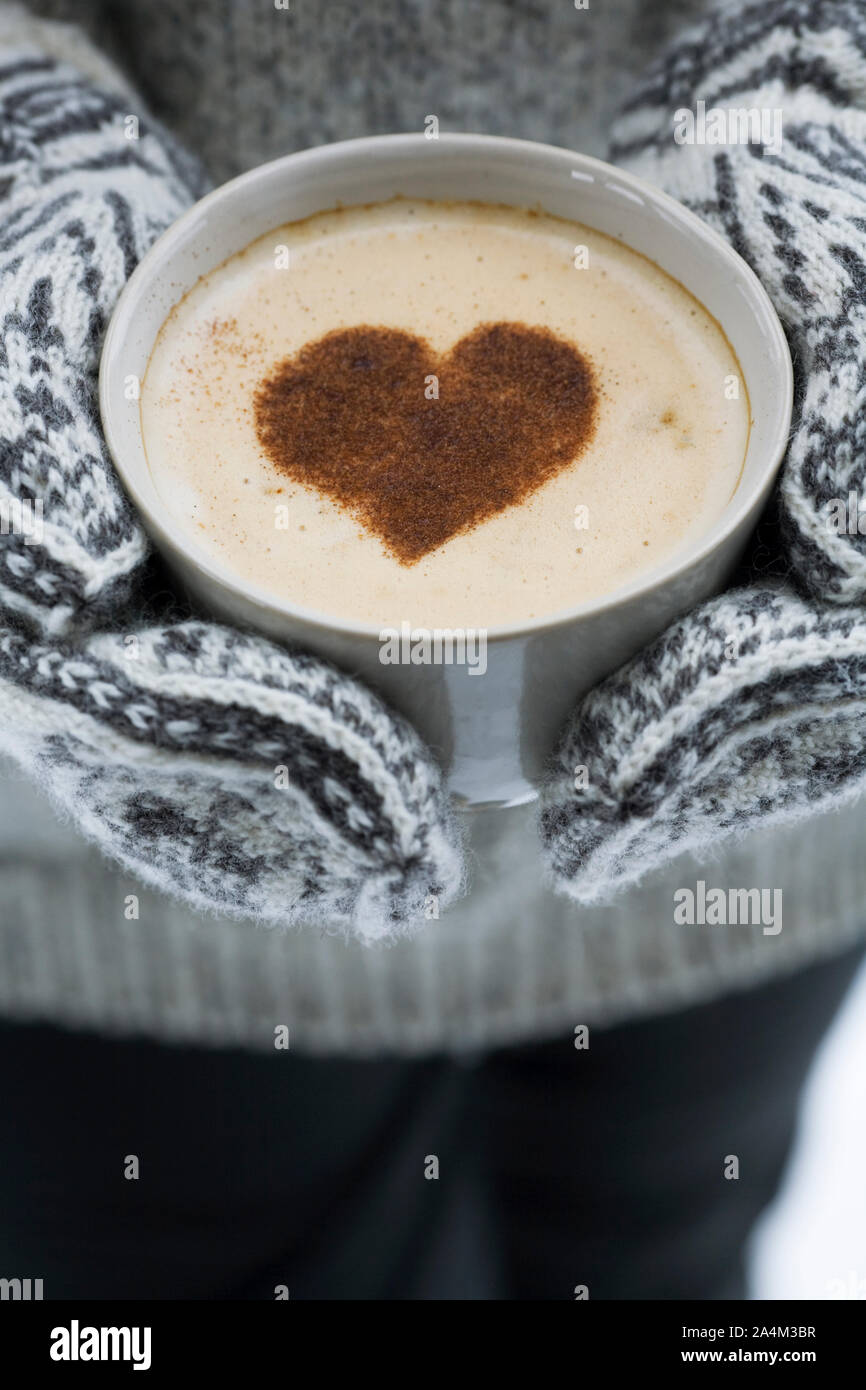 Person, die Tasse heiße Schokolade mit Herz, winter Stockfoto