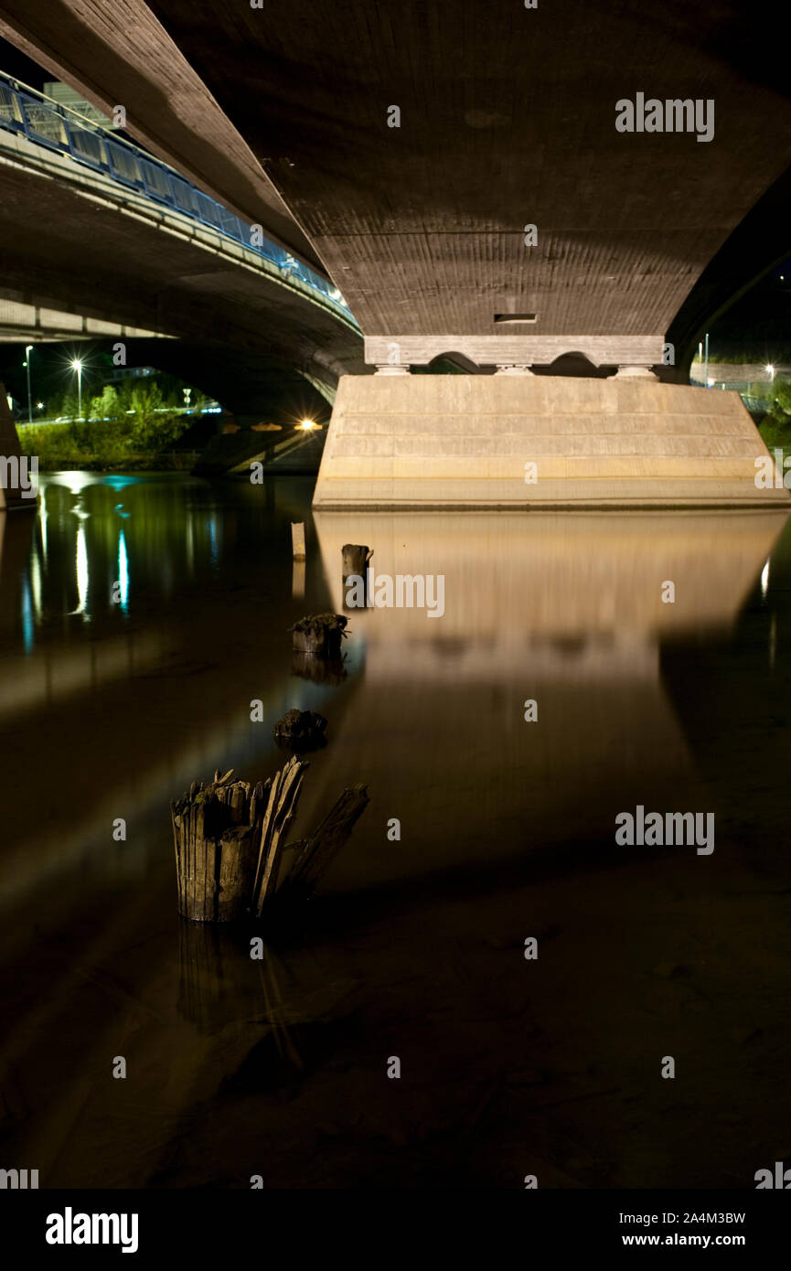 Nächtliche Aufnahme der Brücke betreten LillestrÂØm Stockfoto