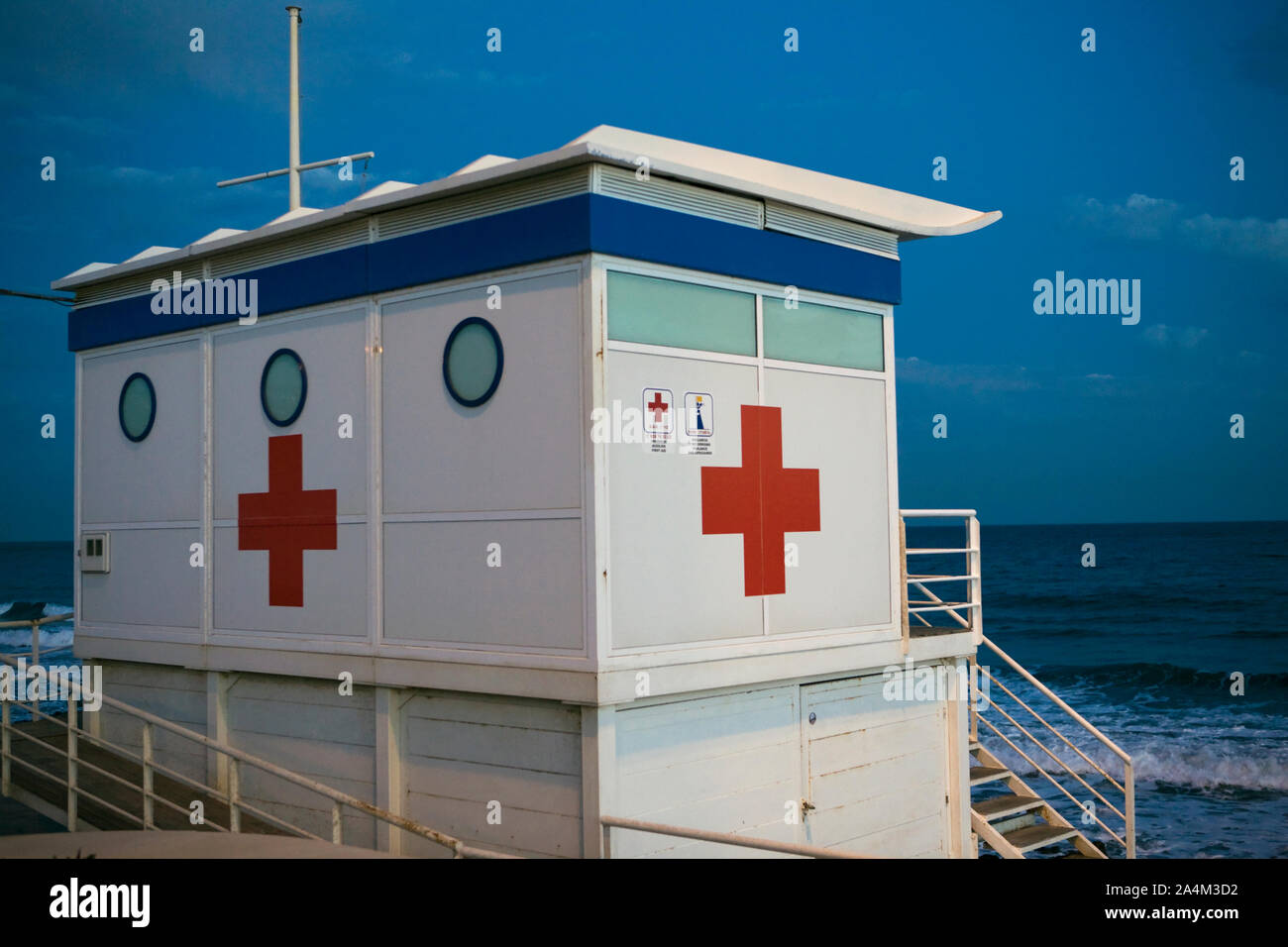 Not-Büro am Strand. Erste Hilfe. Stockfoto