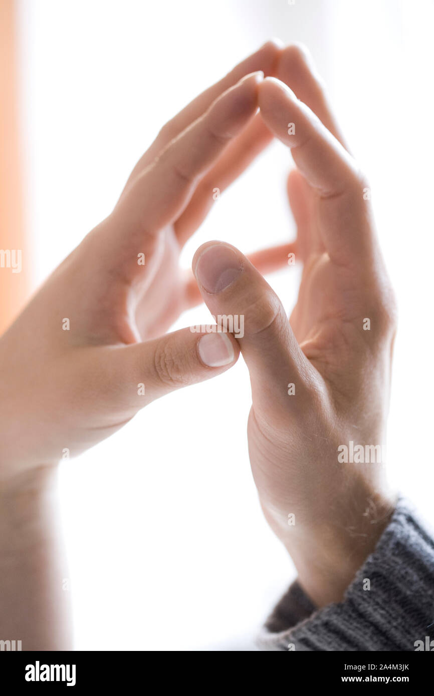 Die Hände des Paares berühren Stockfoto