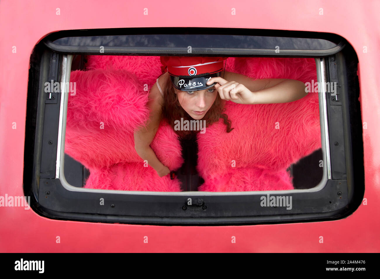 Russ-sixth formers-cap getragen durch Russ - Mädchen in Rosa Auto Stockfoto