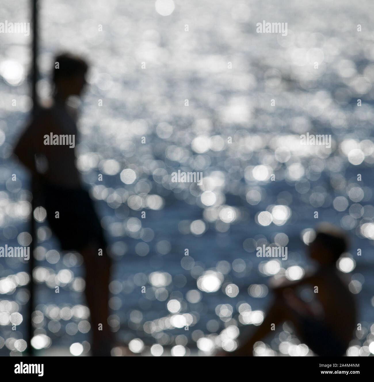 Zwei Jungen am Meer Stockfoto