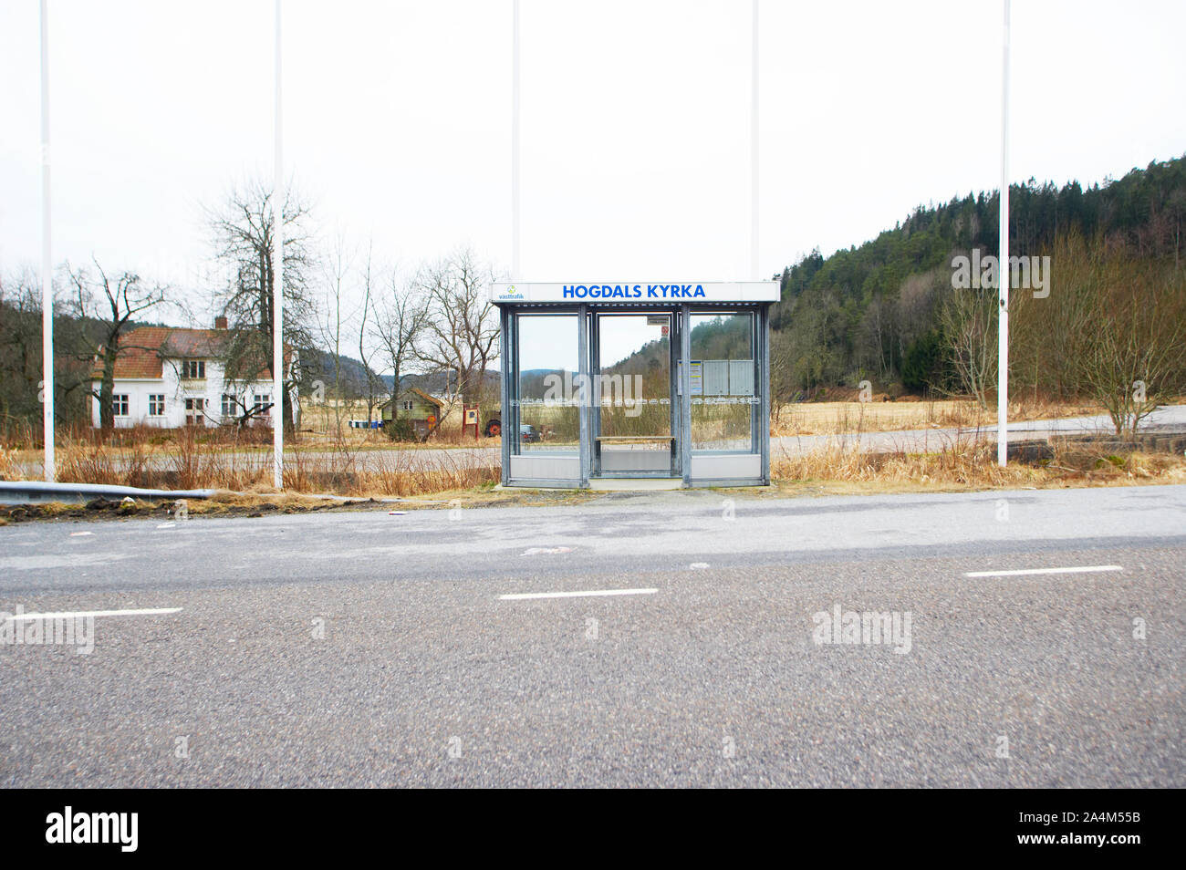 Bus Stop. Einsame Landstraße, Högdals kyrka, Schweden Stockfoto