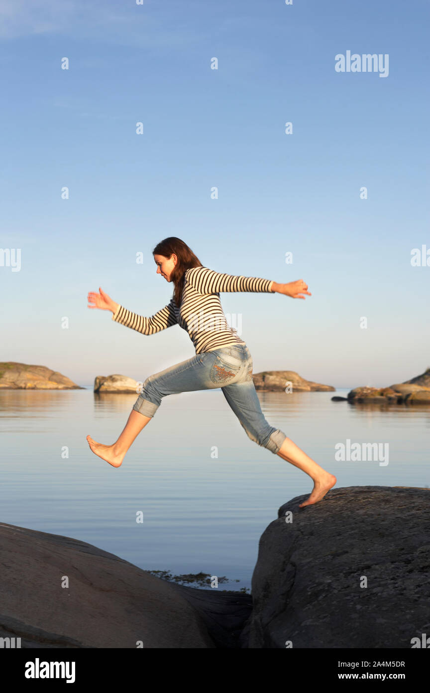 Frau am Meer springen Stockfoto