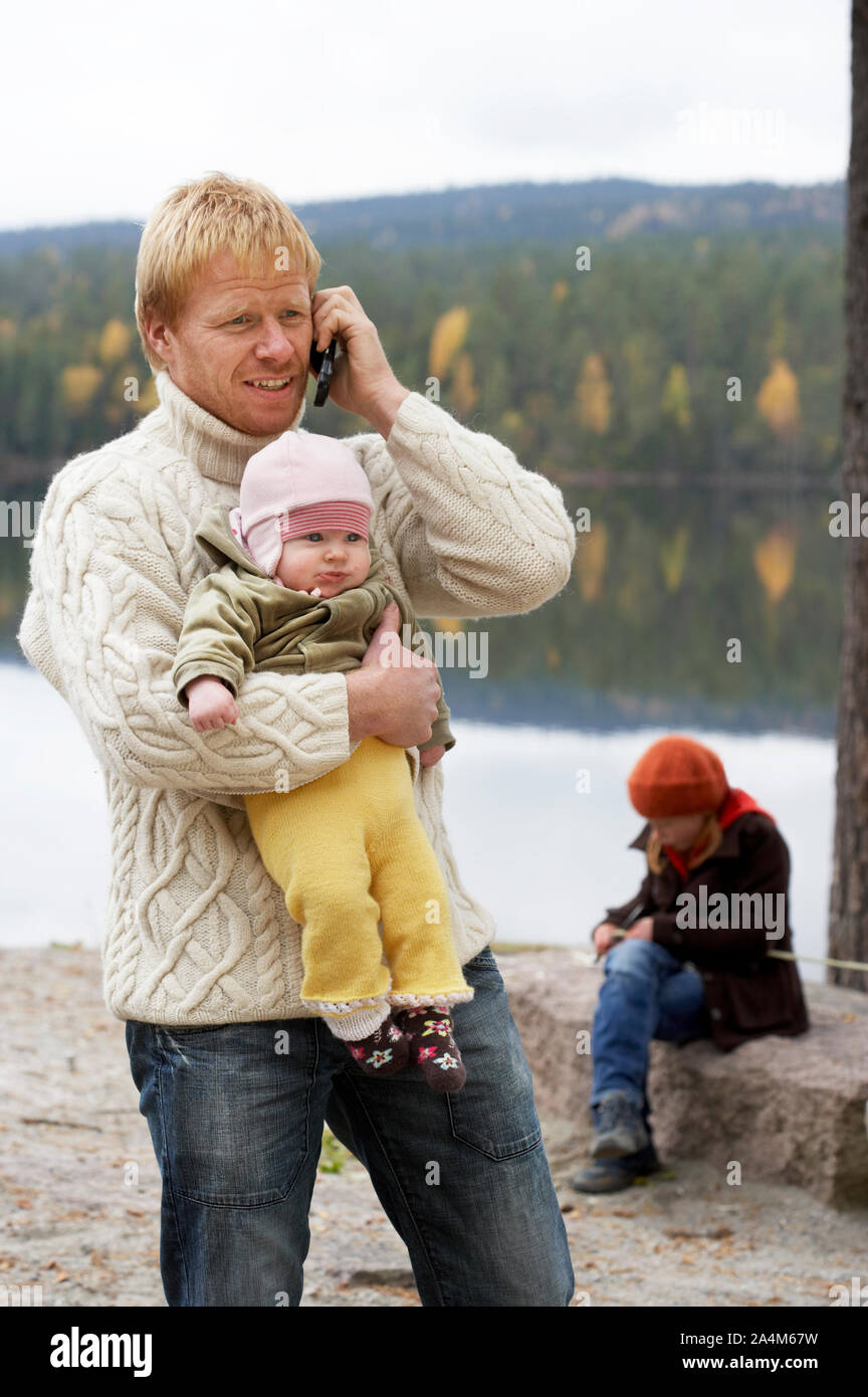 Vater mit Baby von See Stockfoto