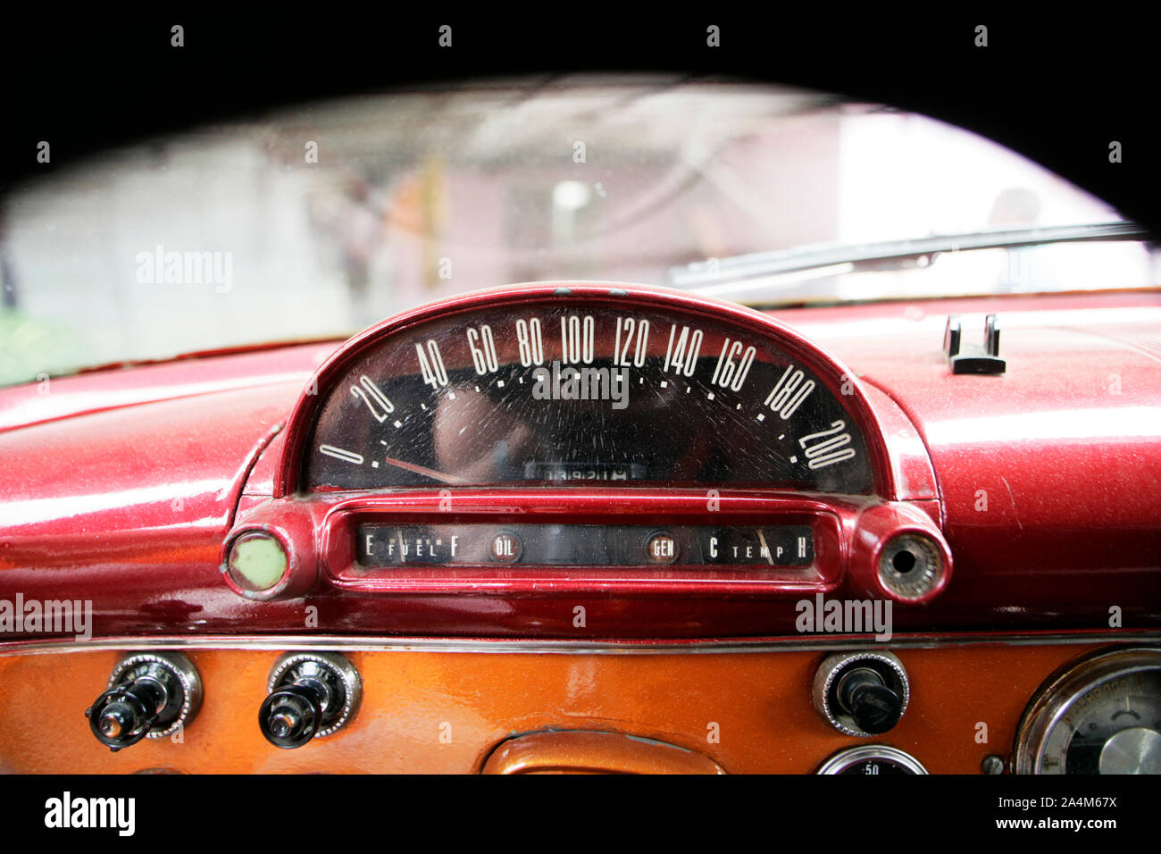 Tachometer. Armaturenbrett des alten amerikanischen Autos. Amcar. Stockfoto