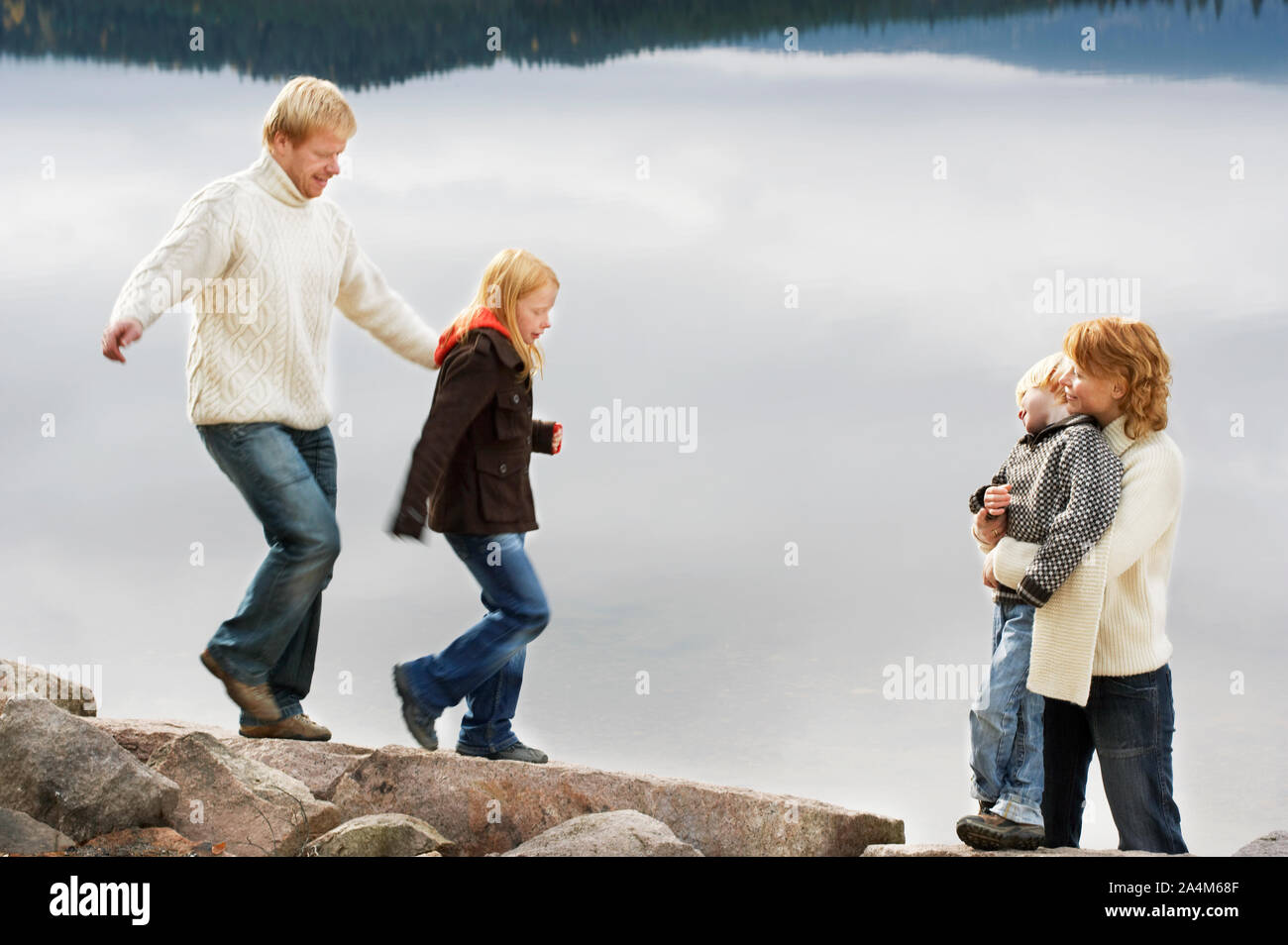 Familie Balancing - helfende Hand Stockfoto