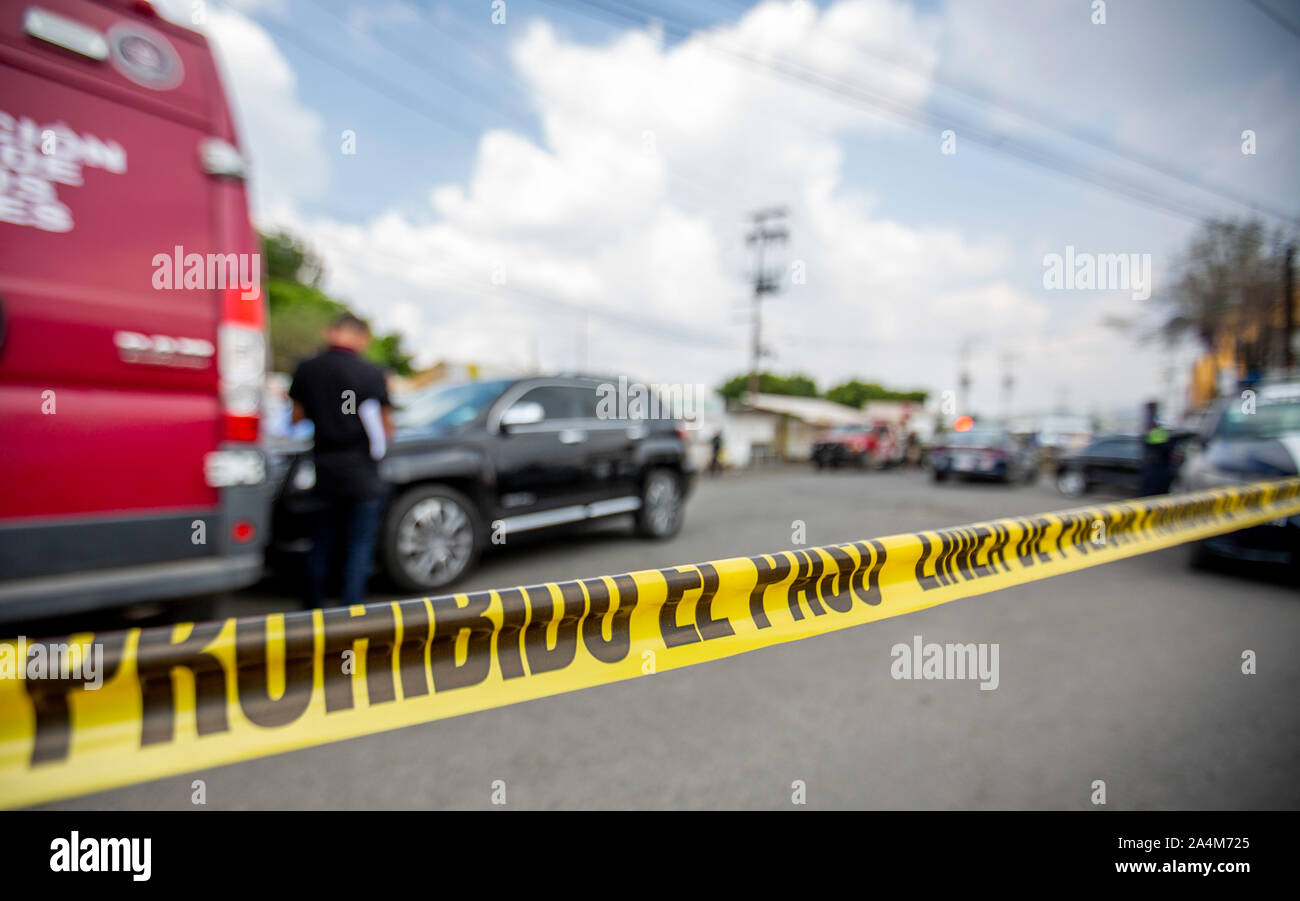 Los Reyes Las Paz, Mexiko. 17 Sep, 2019. Die Arbeit der Polizei am Tatort nach dem Mord an einem Mann in Mexiko. Unsicherheit, Kriminalität und gewaltsamen Todesfälle in Mexiko weiter zu. Credit: Jair Cabrera Torres/dpa/Alamy leben Nachrichten Stockfoto