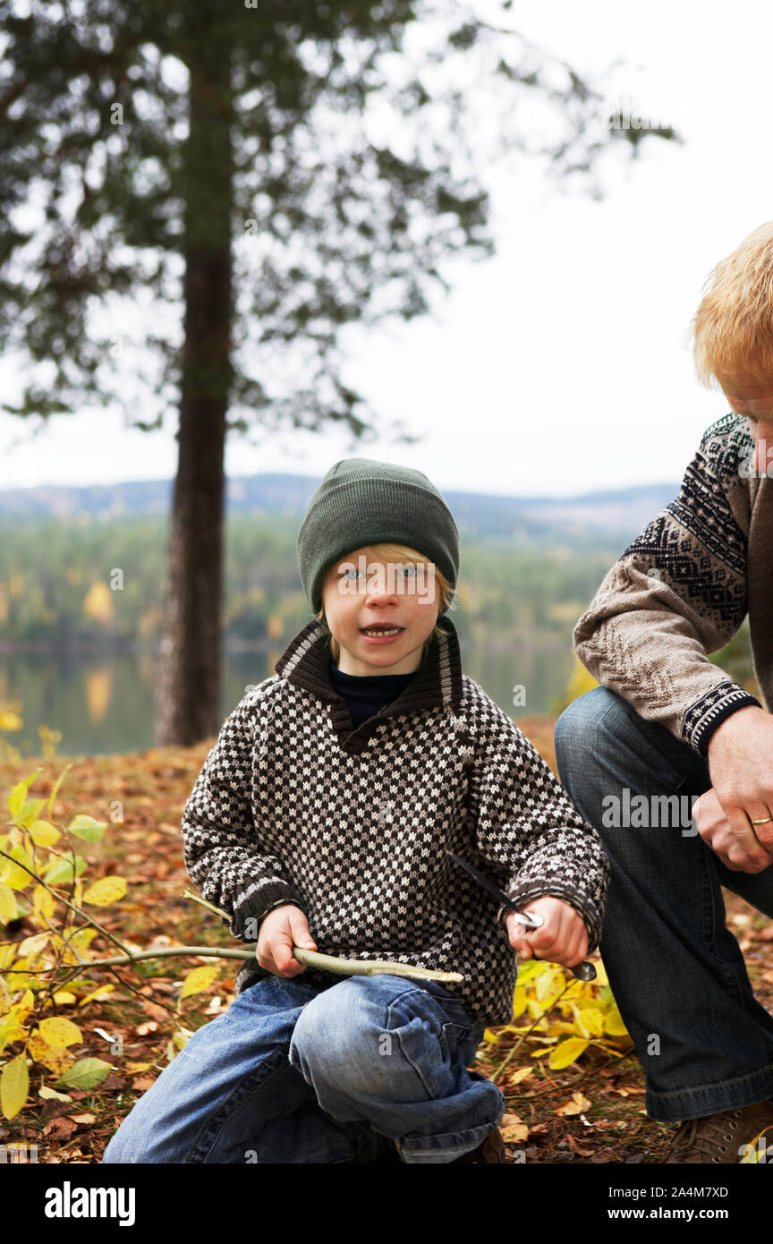 Vater und Sohn - whittling Stockfoto