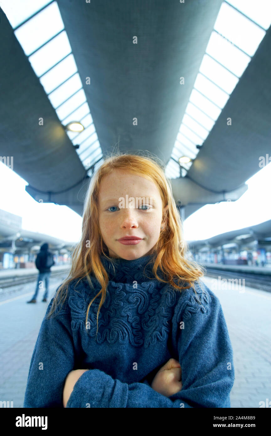 Blue Eyed Girl am Bahnhof in Norwegen Stockfoto