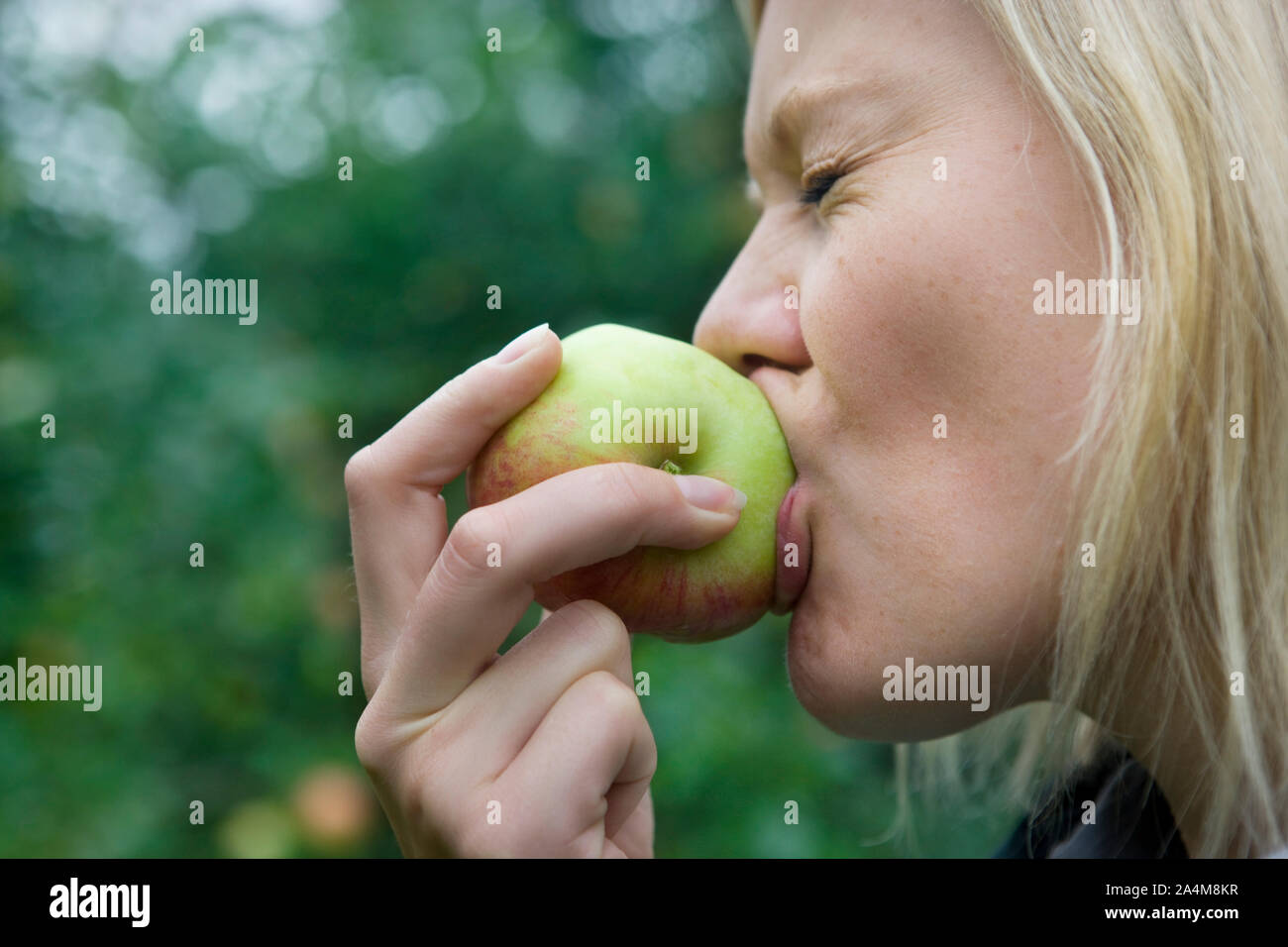 Frau zu essen Apfel Stockfoto