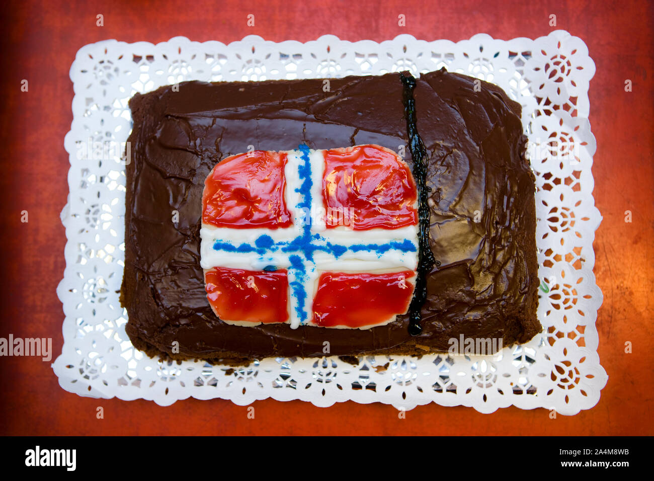 Schokoladenkuchen mit Flagge. Feier der Norwegischen Independence Day, 17 Mai. Stockfoto