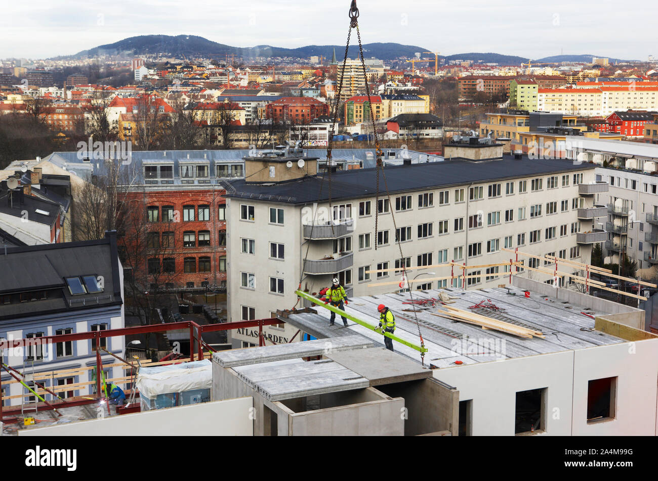 Arbeiter auf dem Dach in Oslo, Norwegen Stockfoto