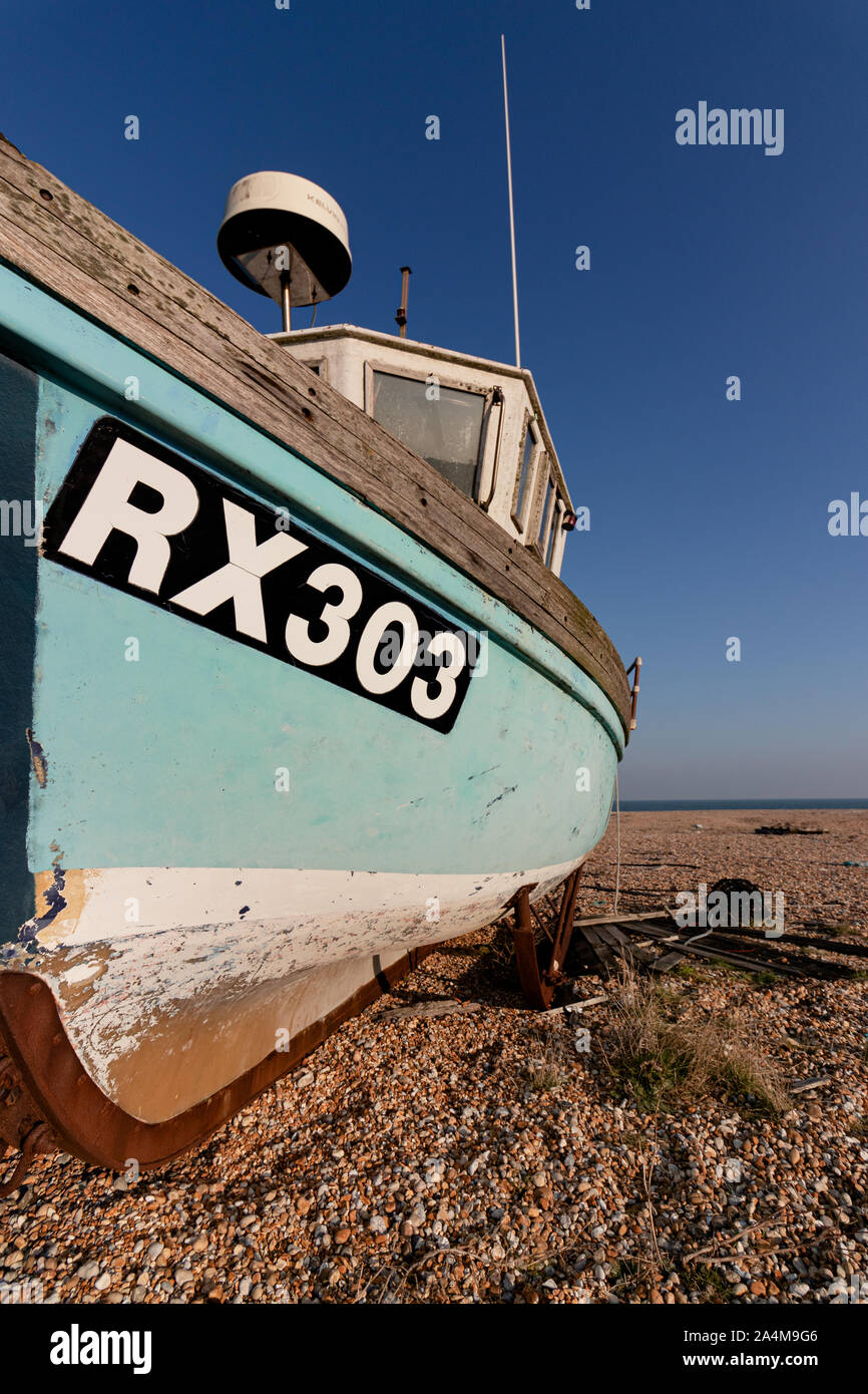 Dungeness, Sussex/ungebundene Königreich - Jan 21 2017: Verlassene rusty Fischerboot auf Kiesstrand in Dungeness Stockfoto