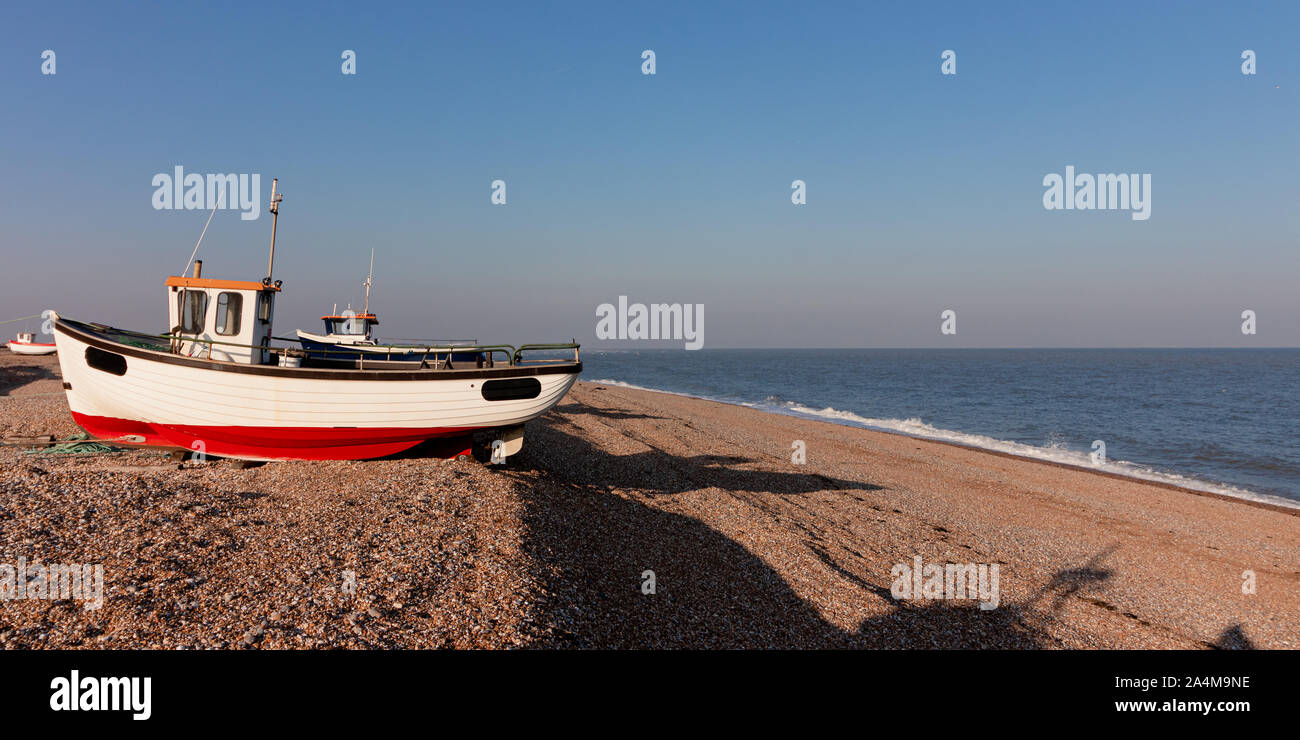 Dungeness, Sussex/ungebundene Königreich - Jan 21 2017: Verlassene rusty Fischerboot auf Kiesstrand in Dungeness Stockfoto
