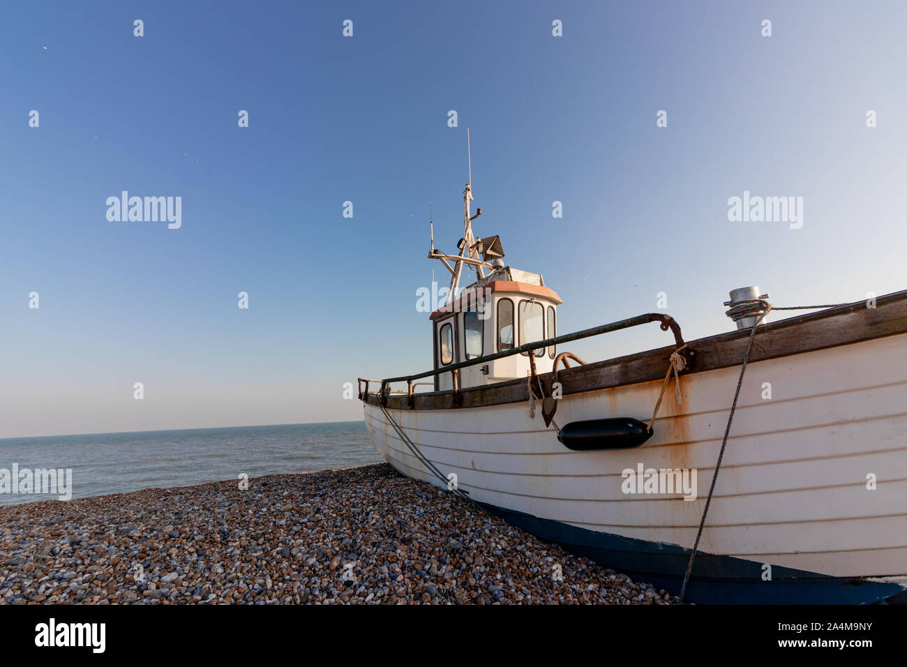 Dungeness, Sussex/ungebundene Königreich - Jan 21 2017: Verlassene rusty Fischerboot auf Kiesstrand in Dungeness Stockfoto