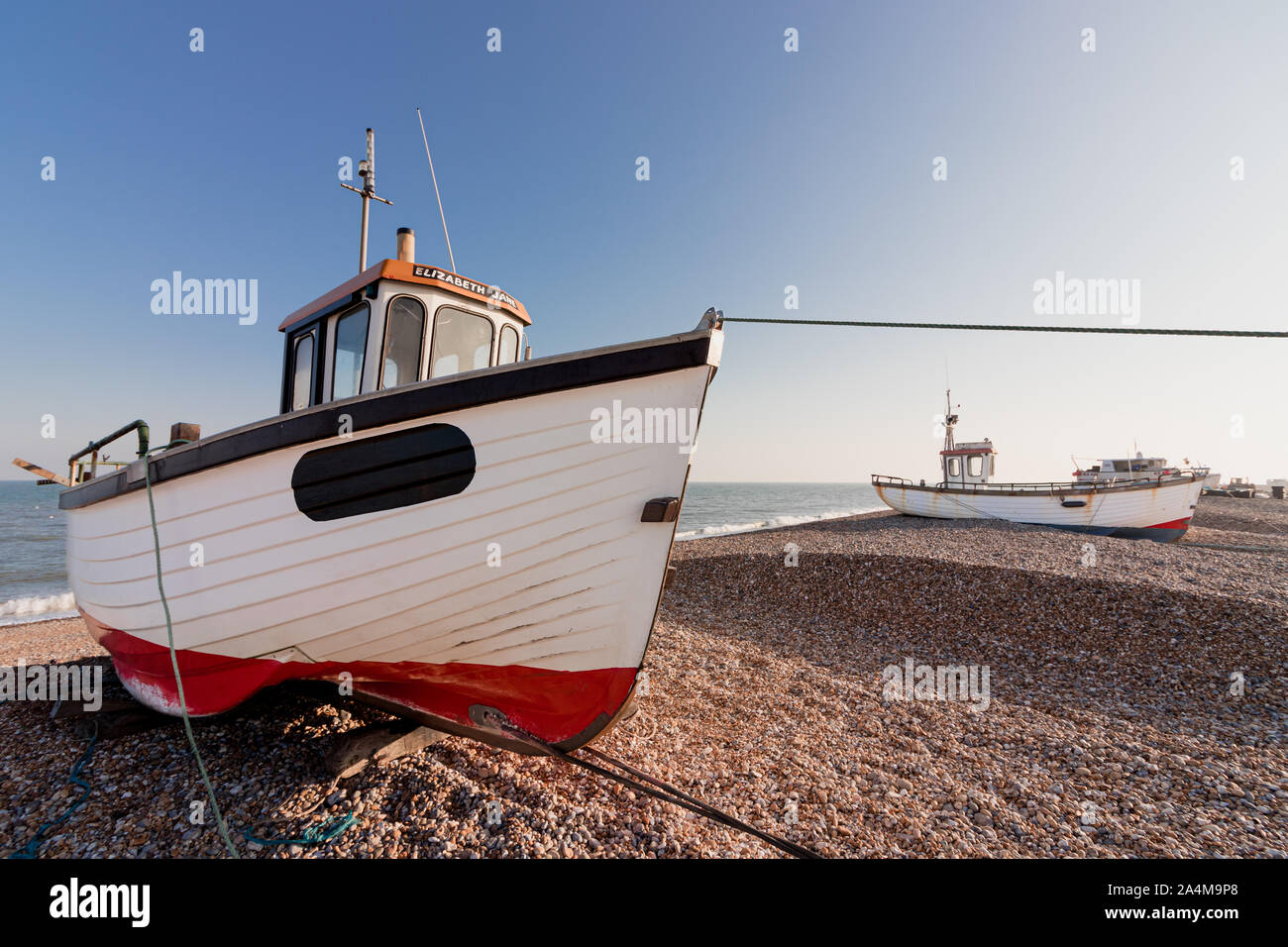 Dungeness, Sussex/ungebundene Königreich - Jan 21 2017: Verlassene rusty Fischerboot auf Kiesstrand in Dungeness Stockfoto