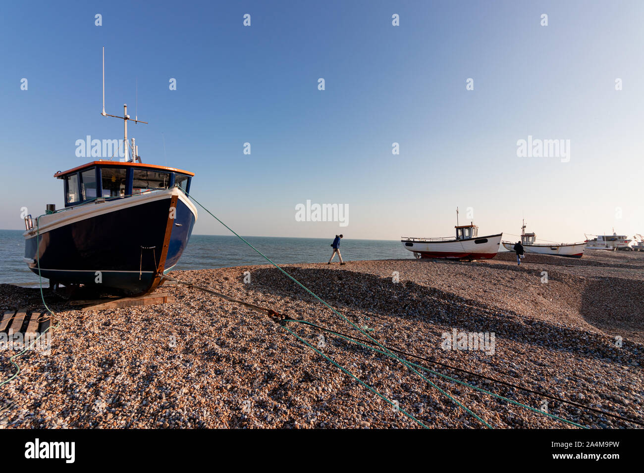 Dungeness, Sussex/ungebundene Königreich - Jan 21 2017: Verlassene rusty Fischerboot auf Kiesstrand in Dungeness Stockfoto
