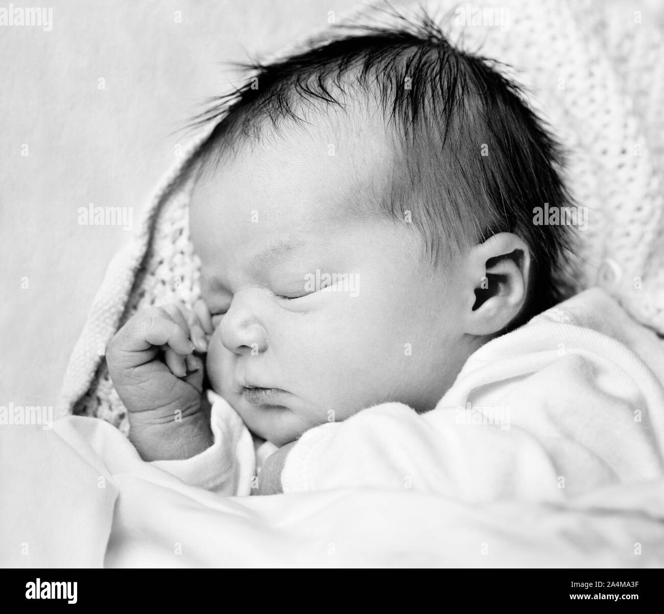 Neugeborene Mädchen, zwei Tage alt, am Krankenhaus. Stockfoto