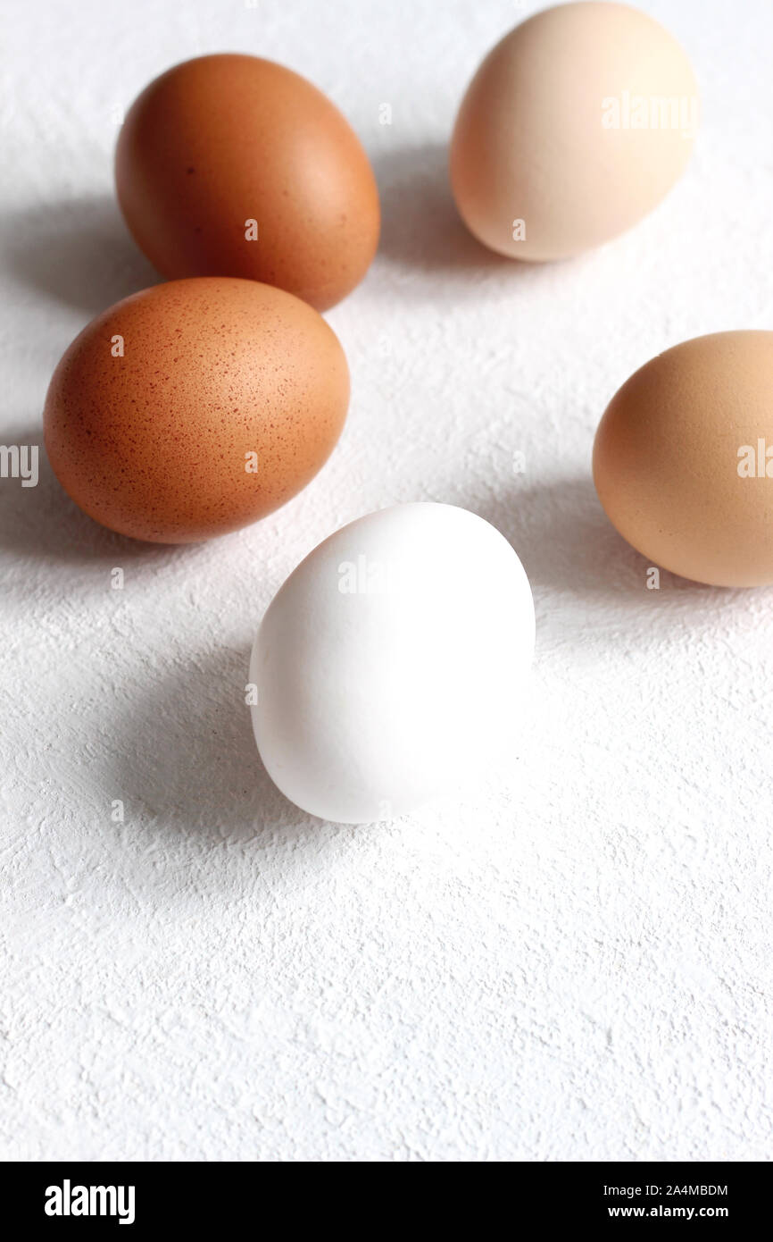 Eier aus Freilandhaltung. Ansicht von oben von bunten Hühner Eier auf einem weißen Hintergrund. Stockfoto