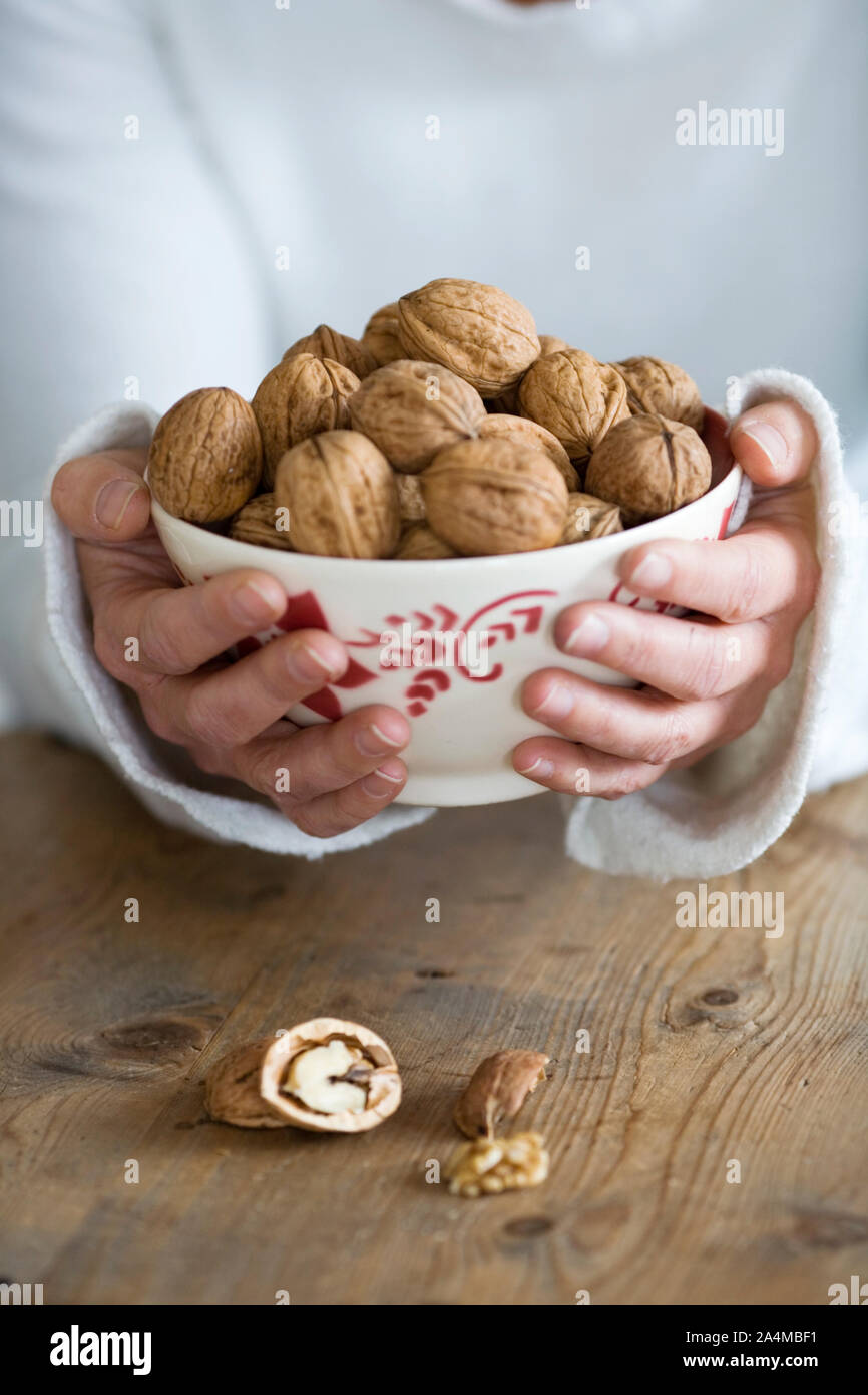 Eine Schüssel mit Walnüssen Stockfoto