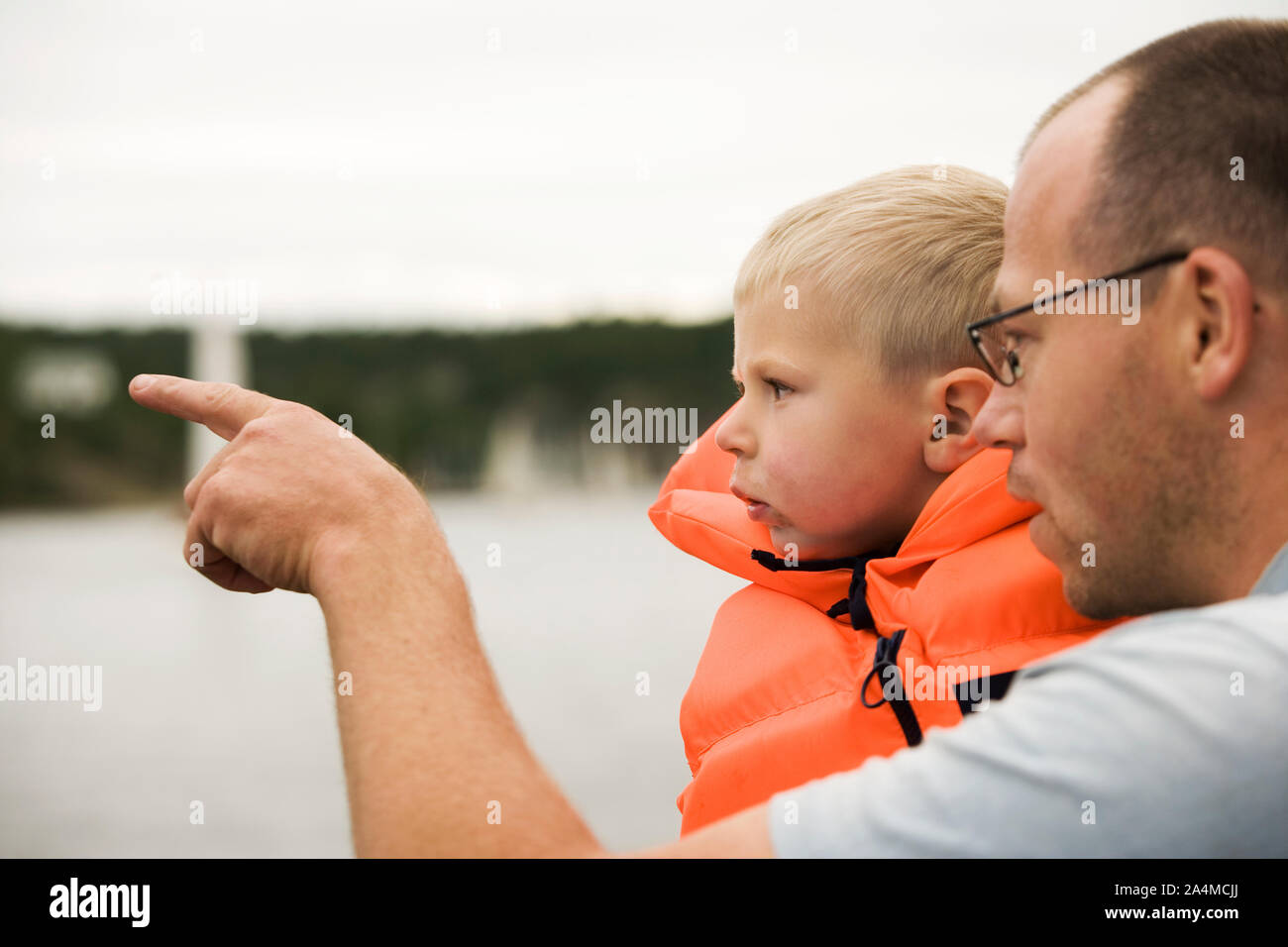 Vater und Sohn in Hankø - sundet. Stockfoto